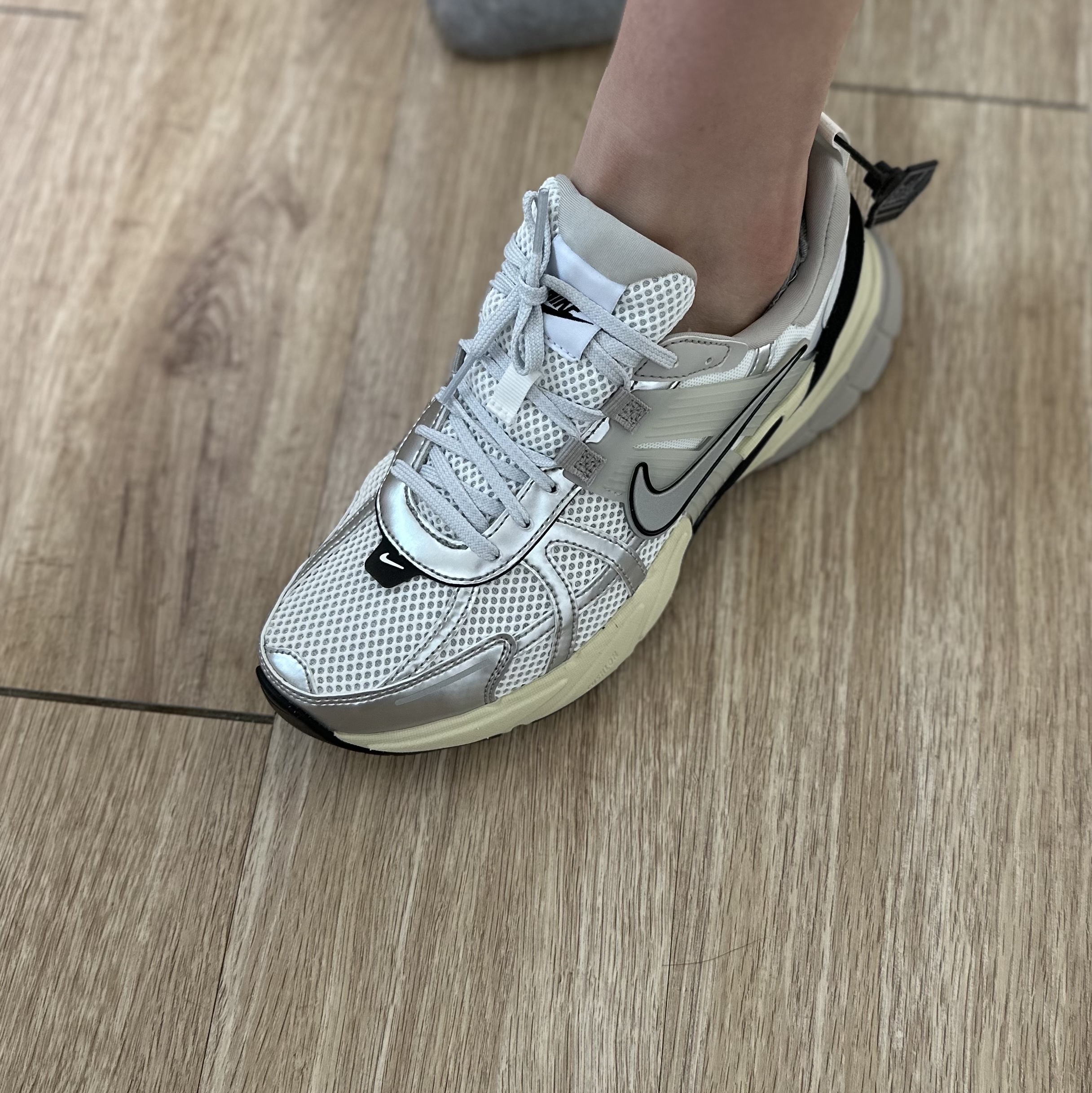 Nike V2K Run Summit White Metallic Silver 착용 스타일