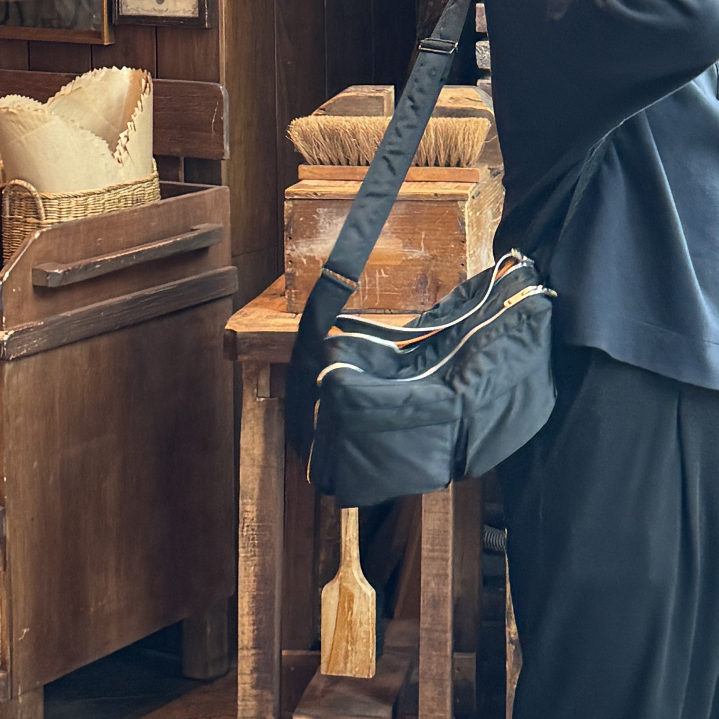 Porter Tanker Shoulder Bag L Black 착용 스타일 - 2