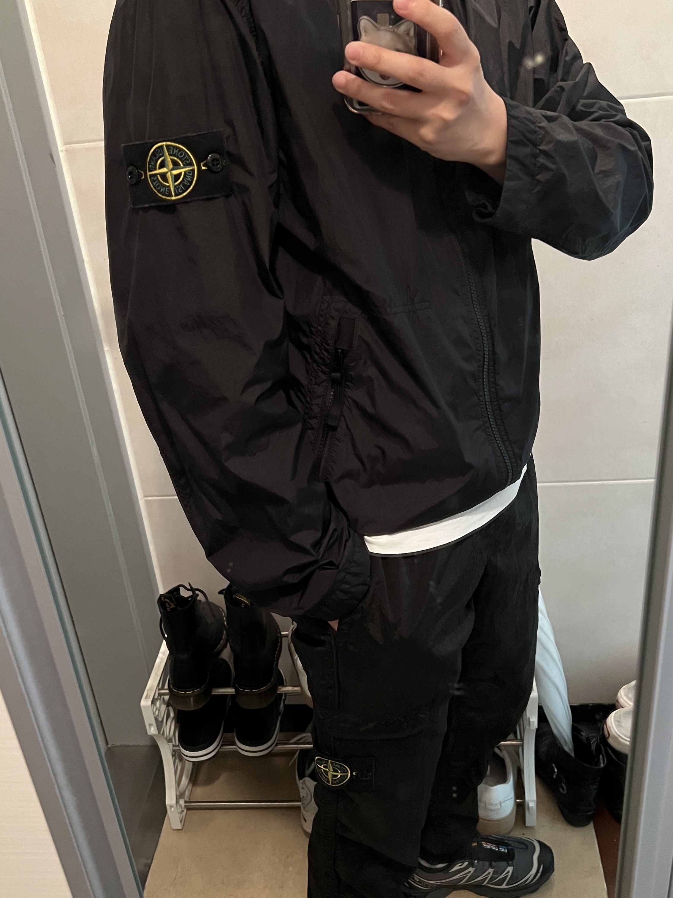 Stone Island 31021 Nylon Metal Garment Dyed Cargo Pants Black - 22SS, Stone Island 40522 Crinkle Reps Nylon Garment Dyed Hooded Jacket Black - 23SS 착용 스타일