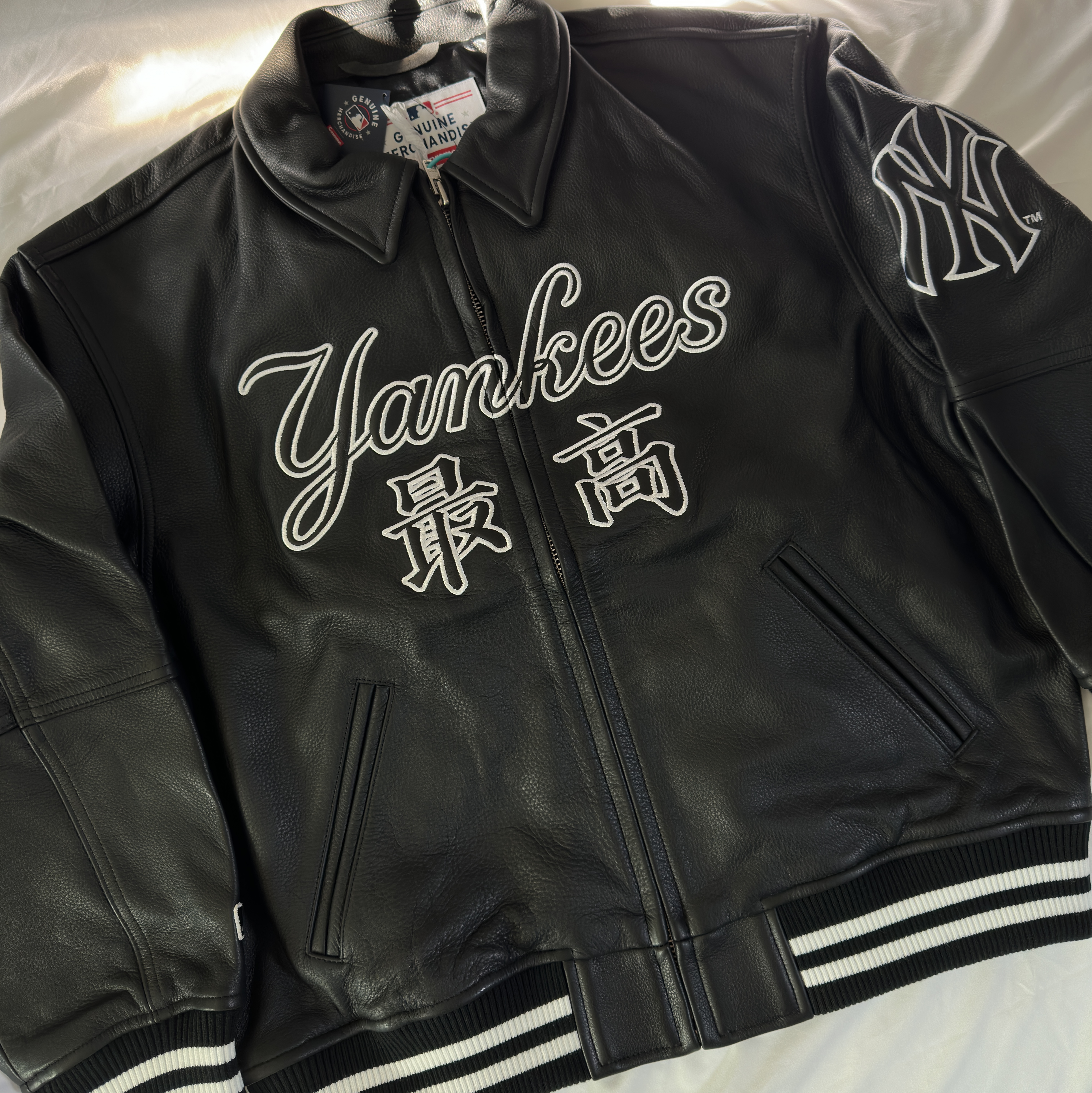Supreme x New York Yankees Kanji Leather Varsity Jacket Black - 22FW 착용 스타일 - 1