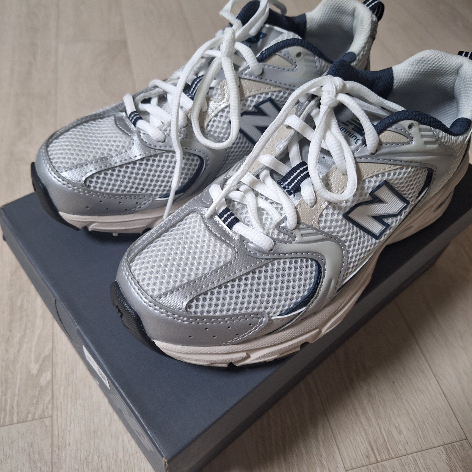 New Balance 530 Steel Grey 착용 스타일