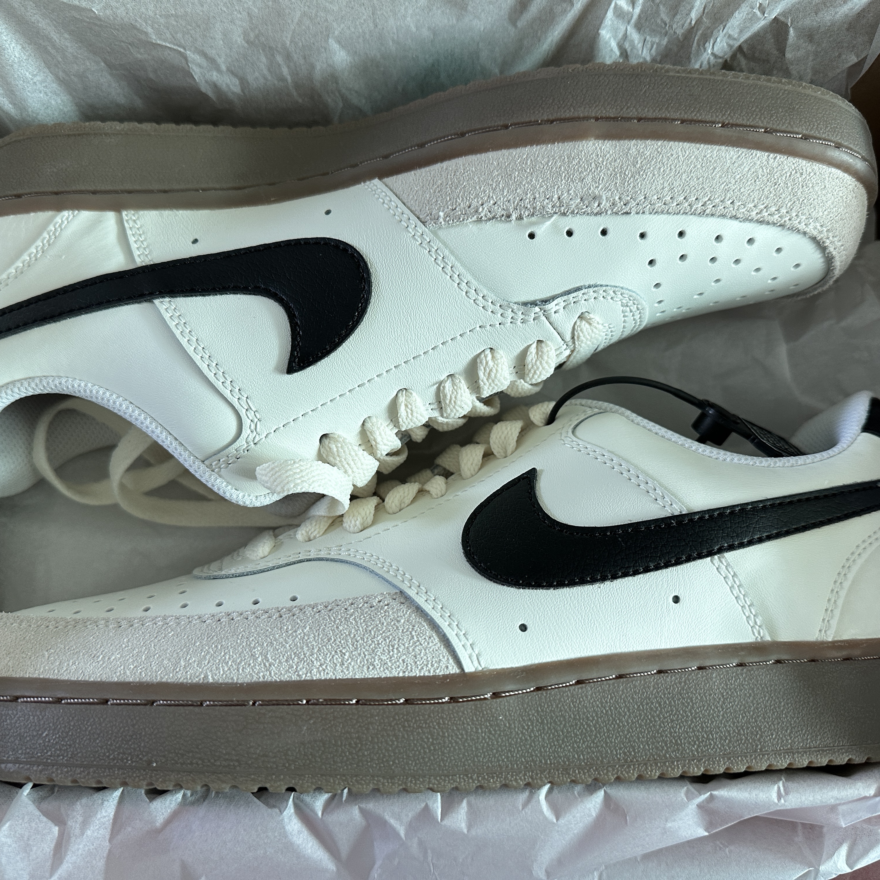 Nike Court Vision Low Sail Light Orewood Brown 착용 스타일 - 1