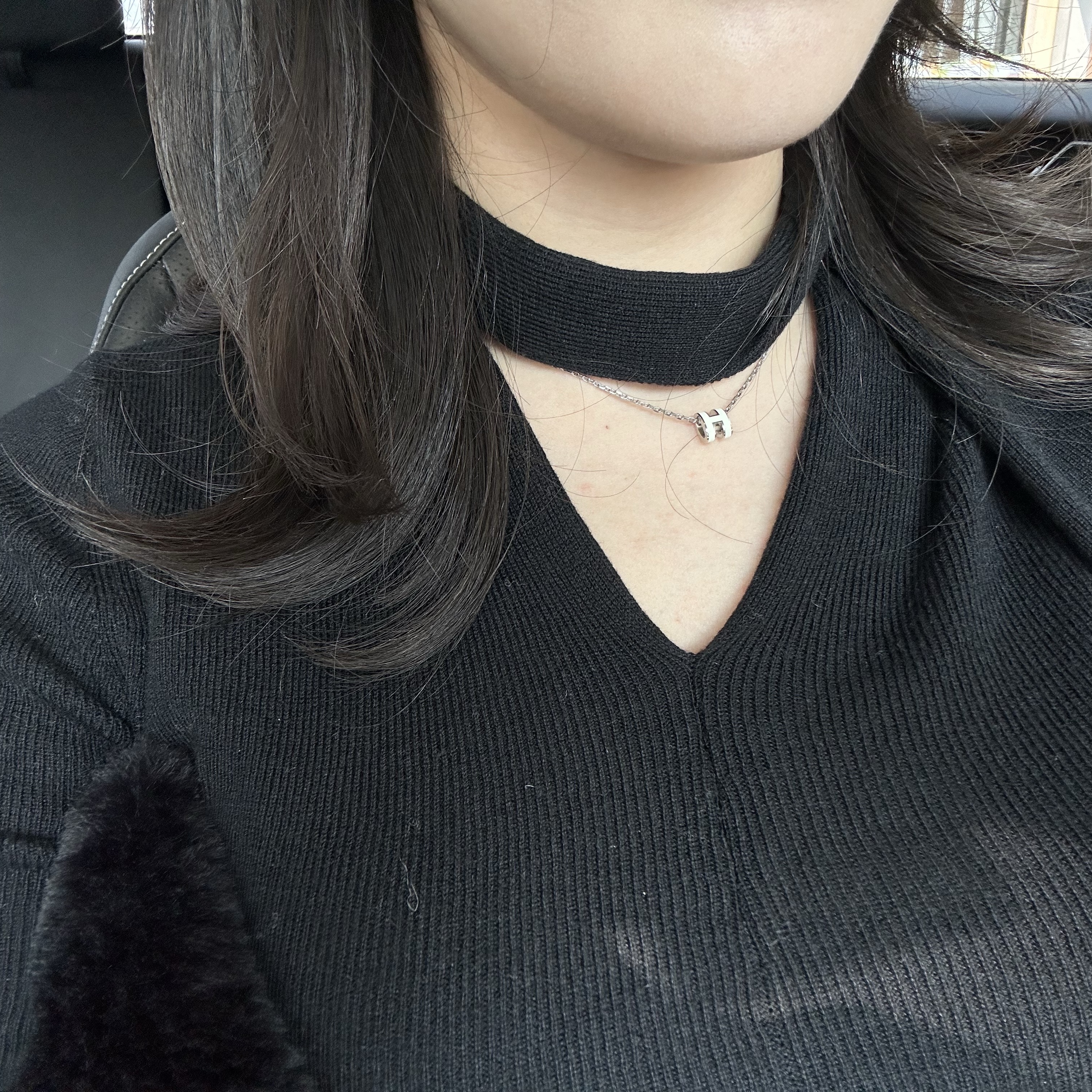 (W) Hermes Mini Pop H Pendant Palladium & Blanc 착용 스타일