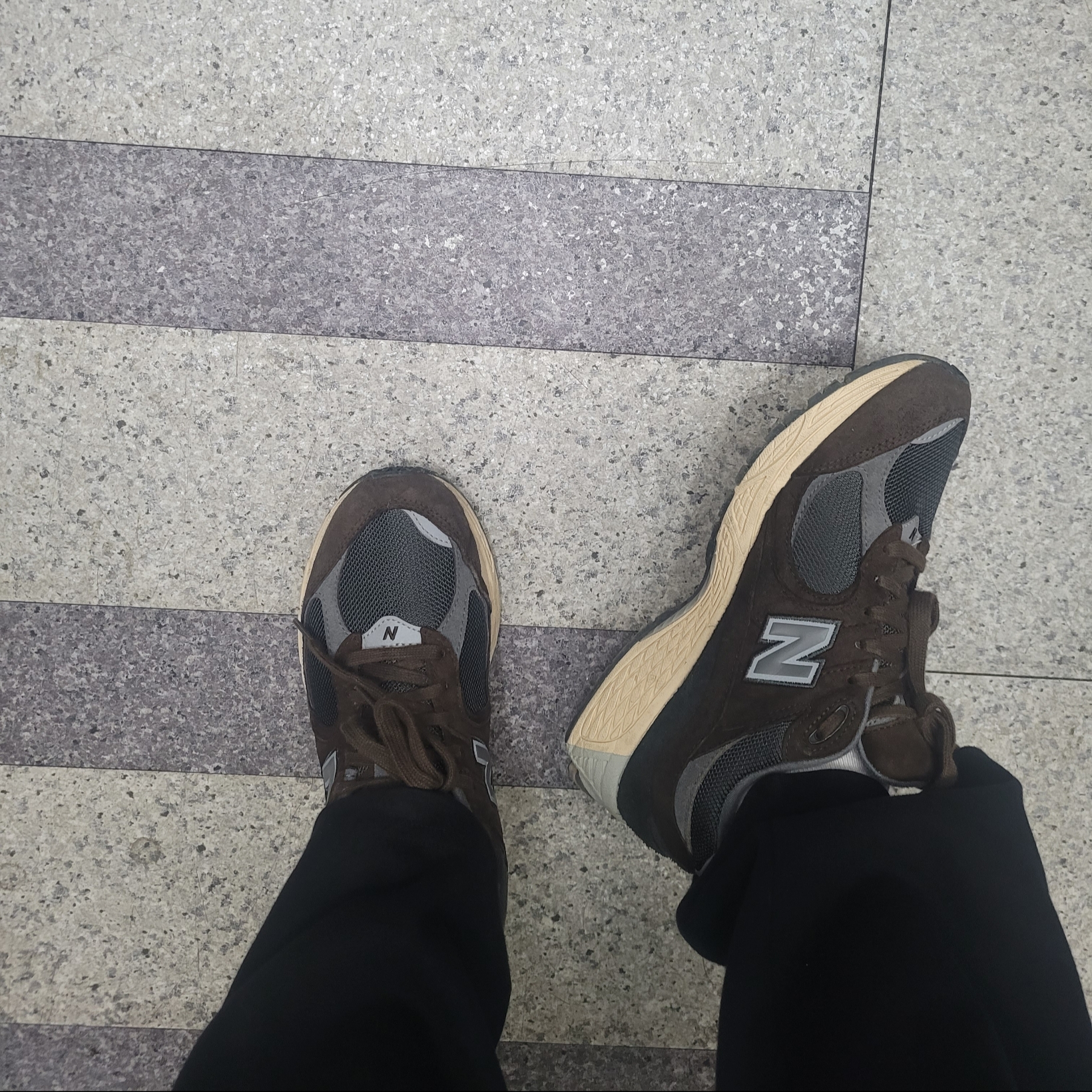New Balance 2002R Rich Earth Blacktop 착용 스타일