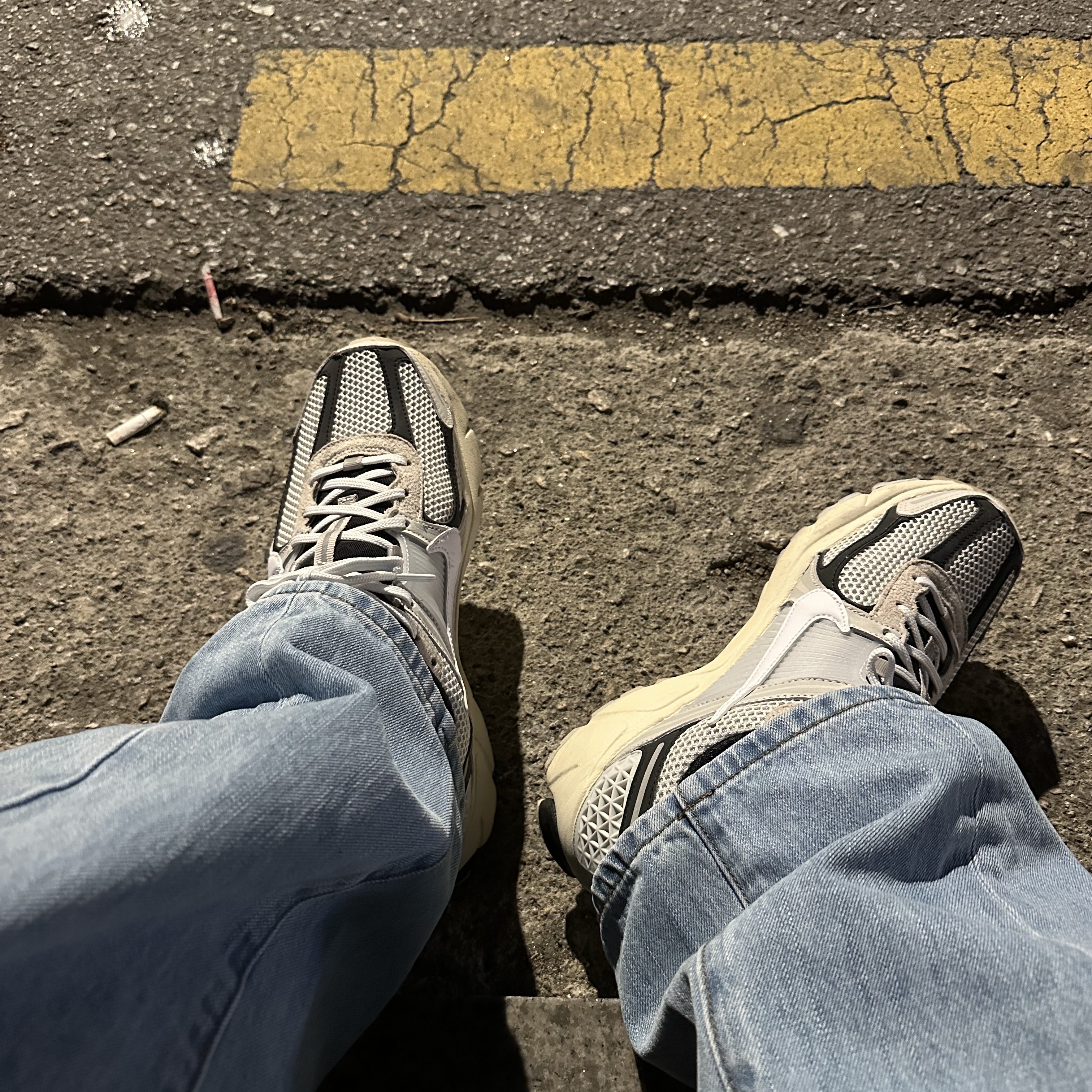 Nike Zoom Vomero 5 Light Bone and Black 착용 스타일