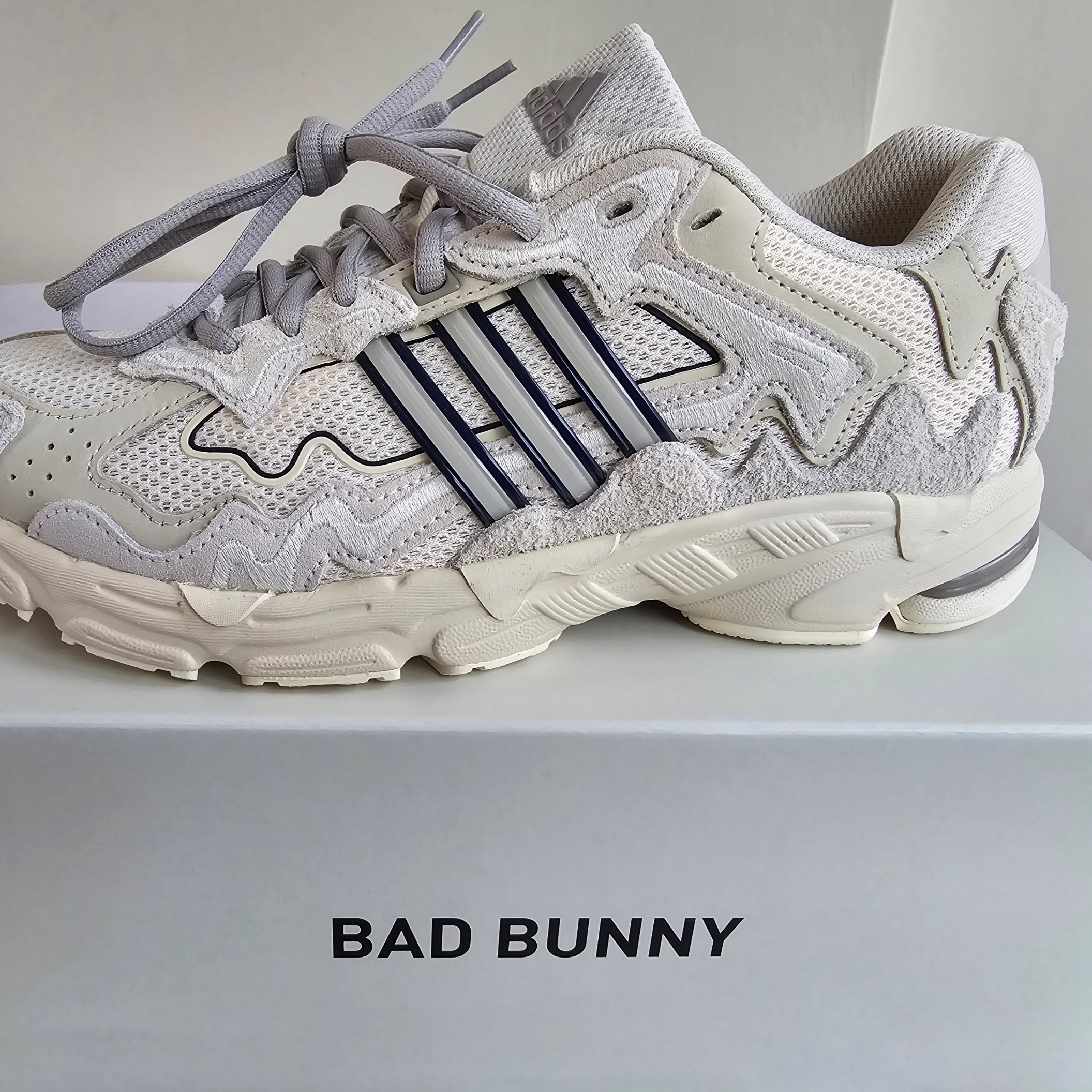 Adidas x Bad Bunny Response CL Wonder White Clear Granite 착용 스타일 - 1