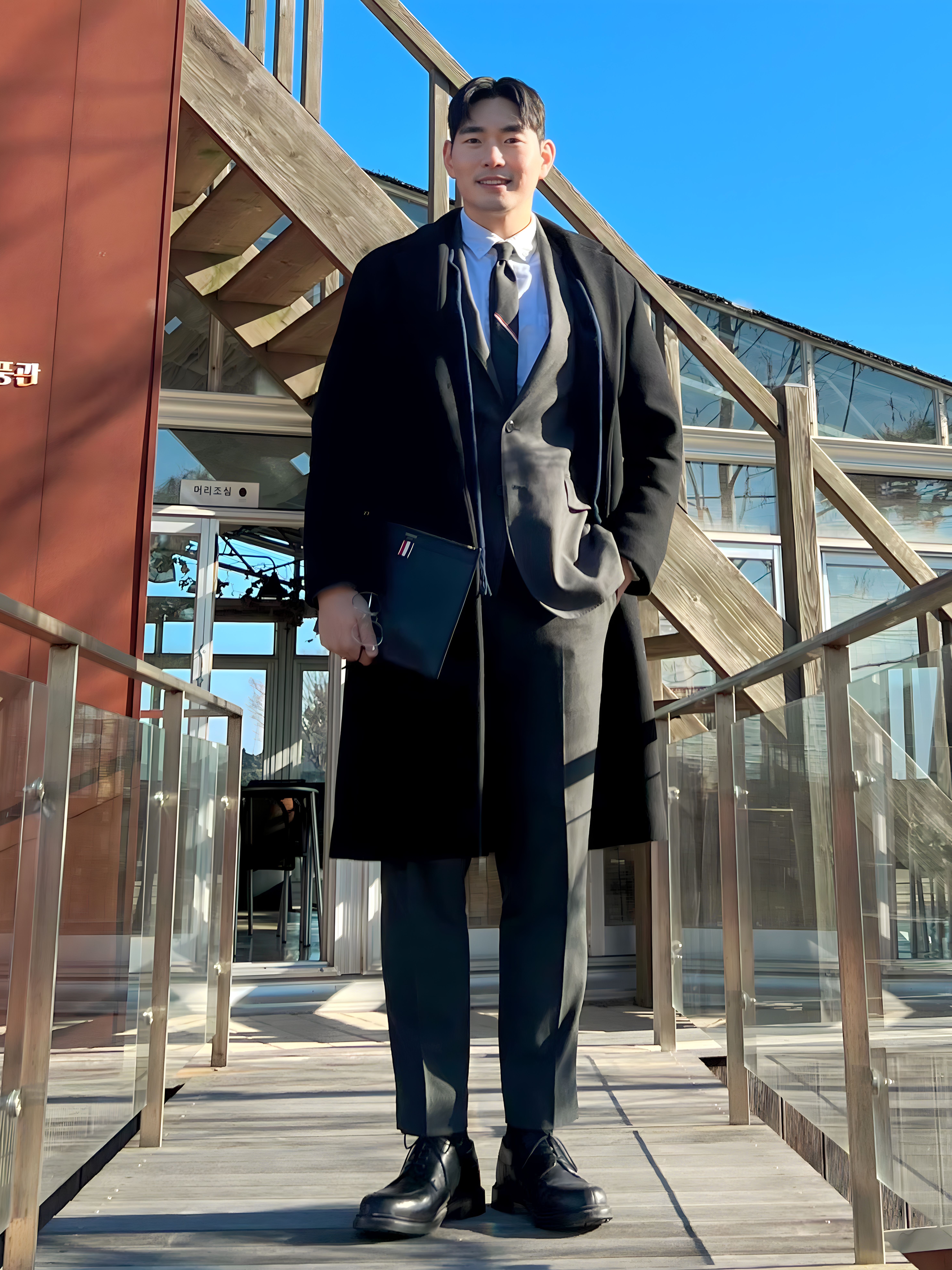 Thom Browne Engineered Stripe Necktie in Wool Dark Grey, Thom Browne Vachetta Leather Small Document Holder Navy 착용 스타일 - 4
