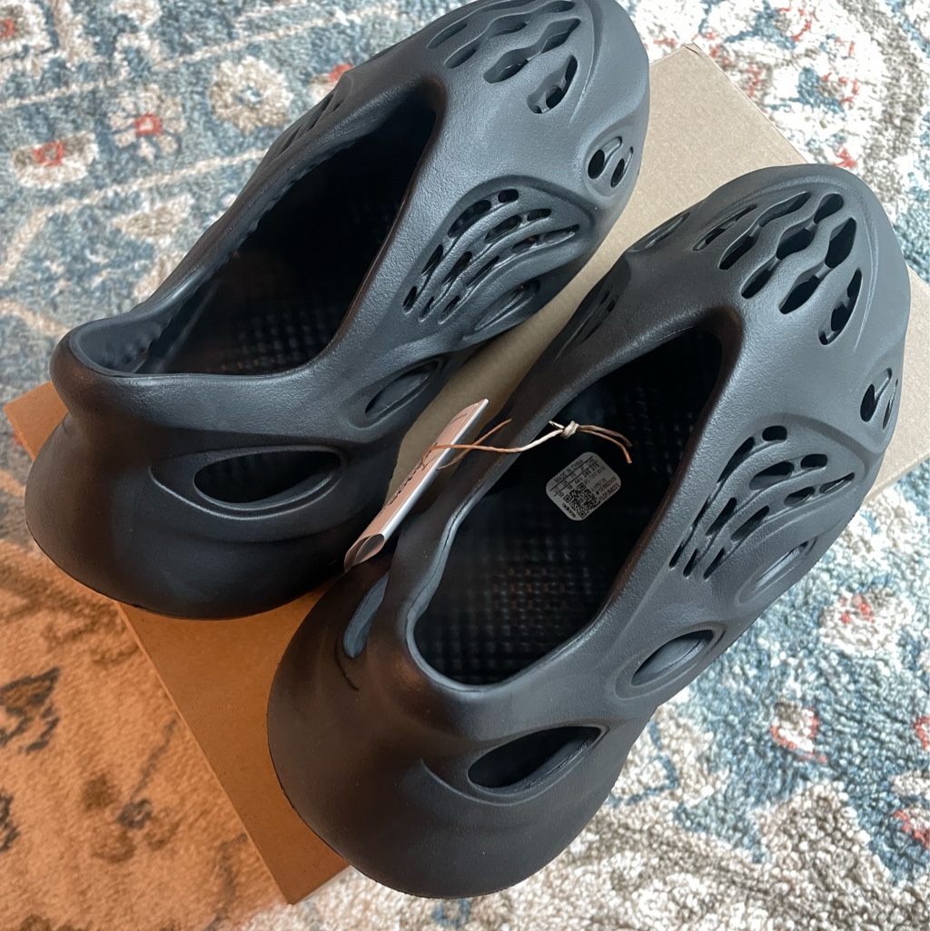 Adidas Yeezy Foam RNNR Onyx 착용 스타일 - 3