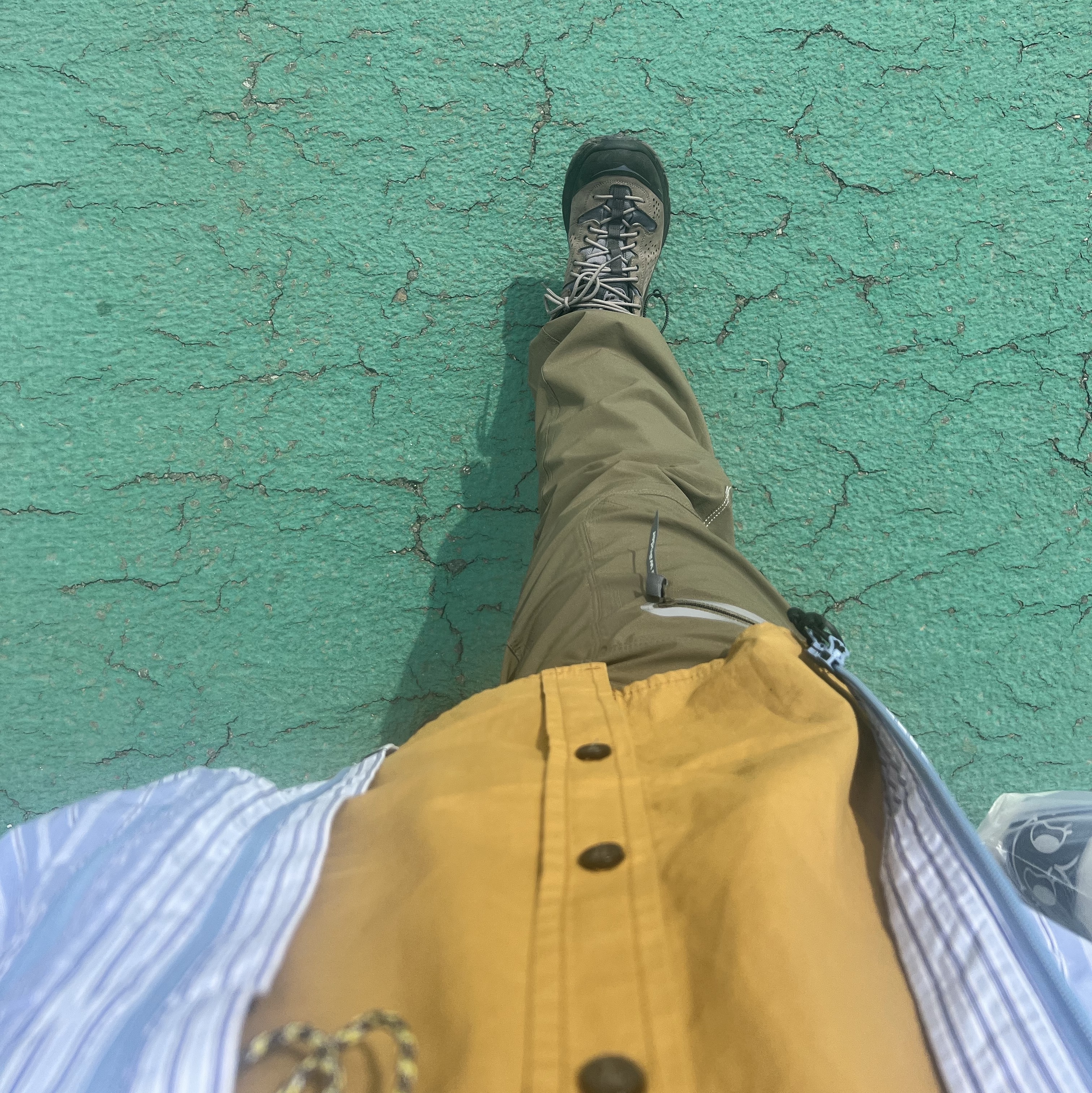 Hoka x J.L-A.L Tor Ultra Low Desert Taupe Rock Ridge, Hilleberg Rogen Green 착용 스타일 - 1