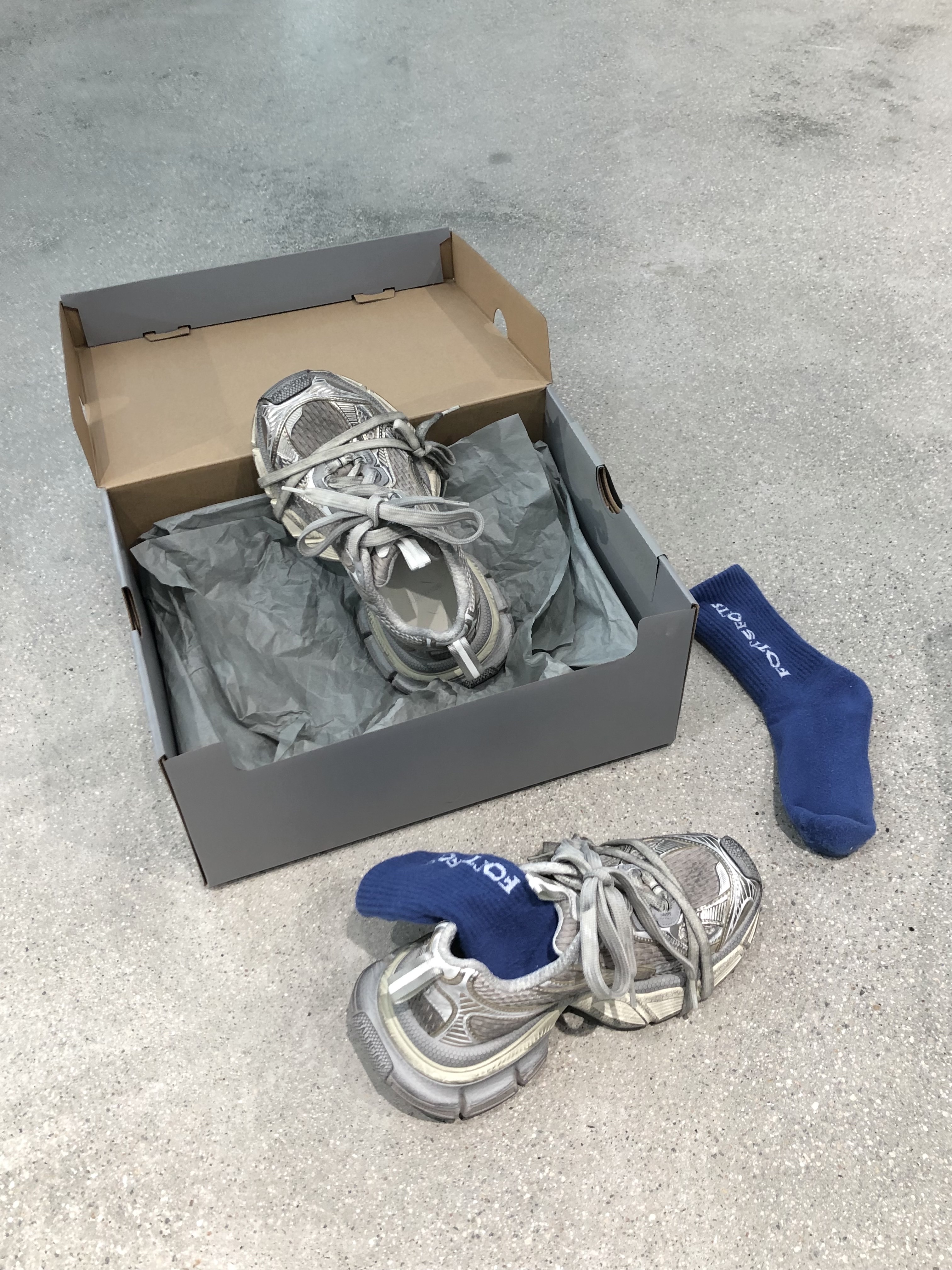 (W) Balenciaga 3XL Sneakers Light Beige 착용 스타일 - 1