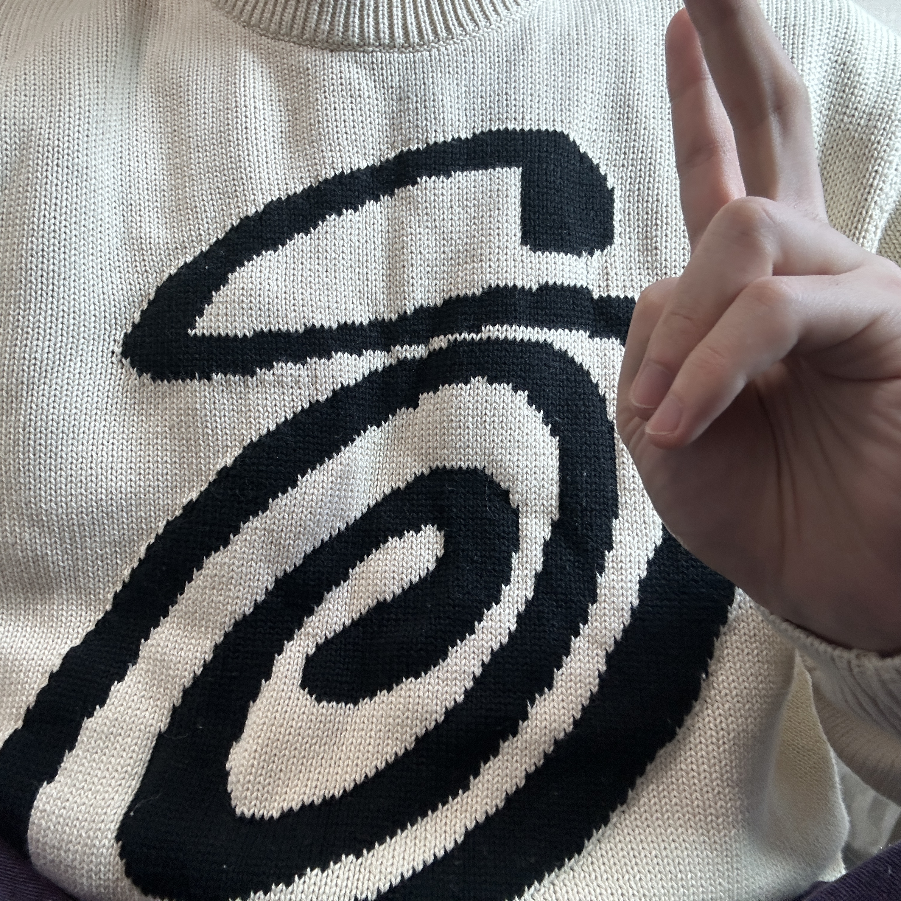 Stussy Curly S Sweater Natural 착용 스타일