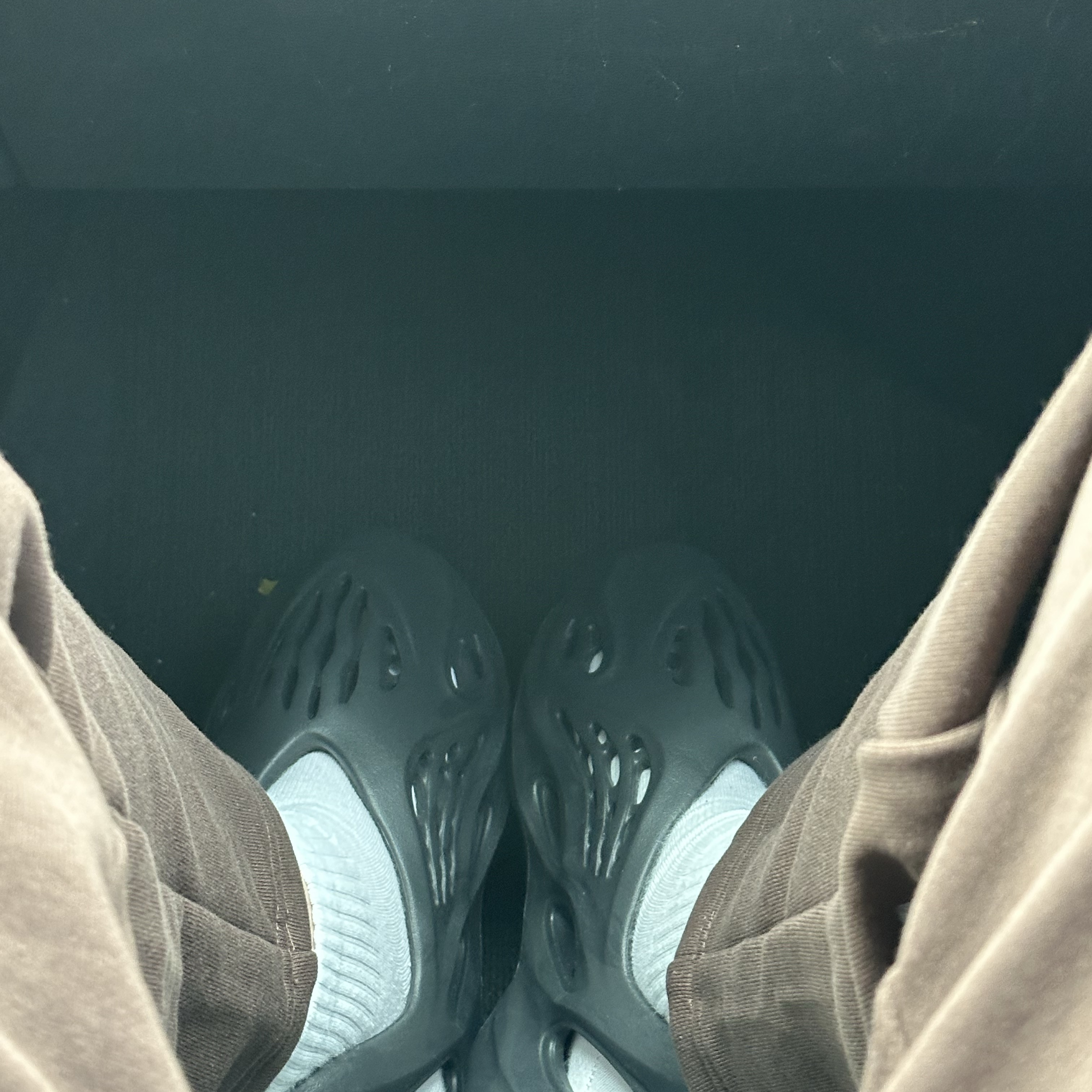 Adidas Yeezy Foam RNNR Onyx 착용 스타일