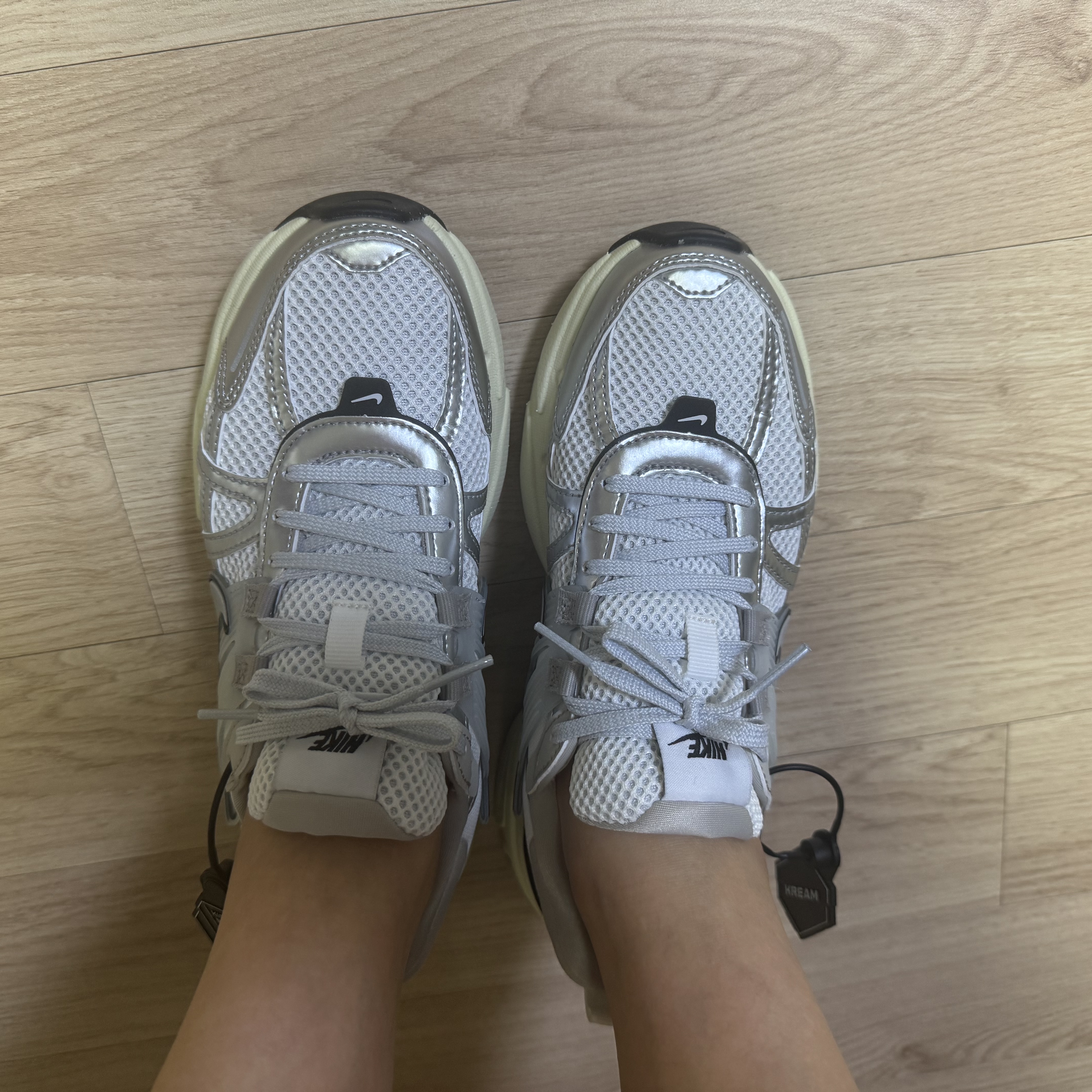 Nike V2K Run Summit White Metallic Silver 착용 스타일 - 2