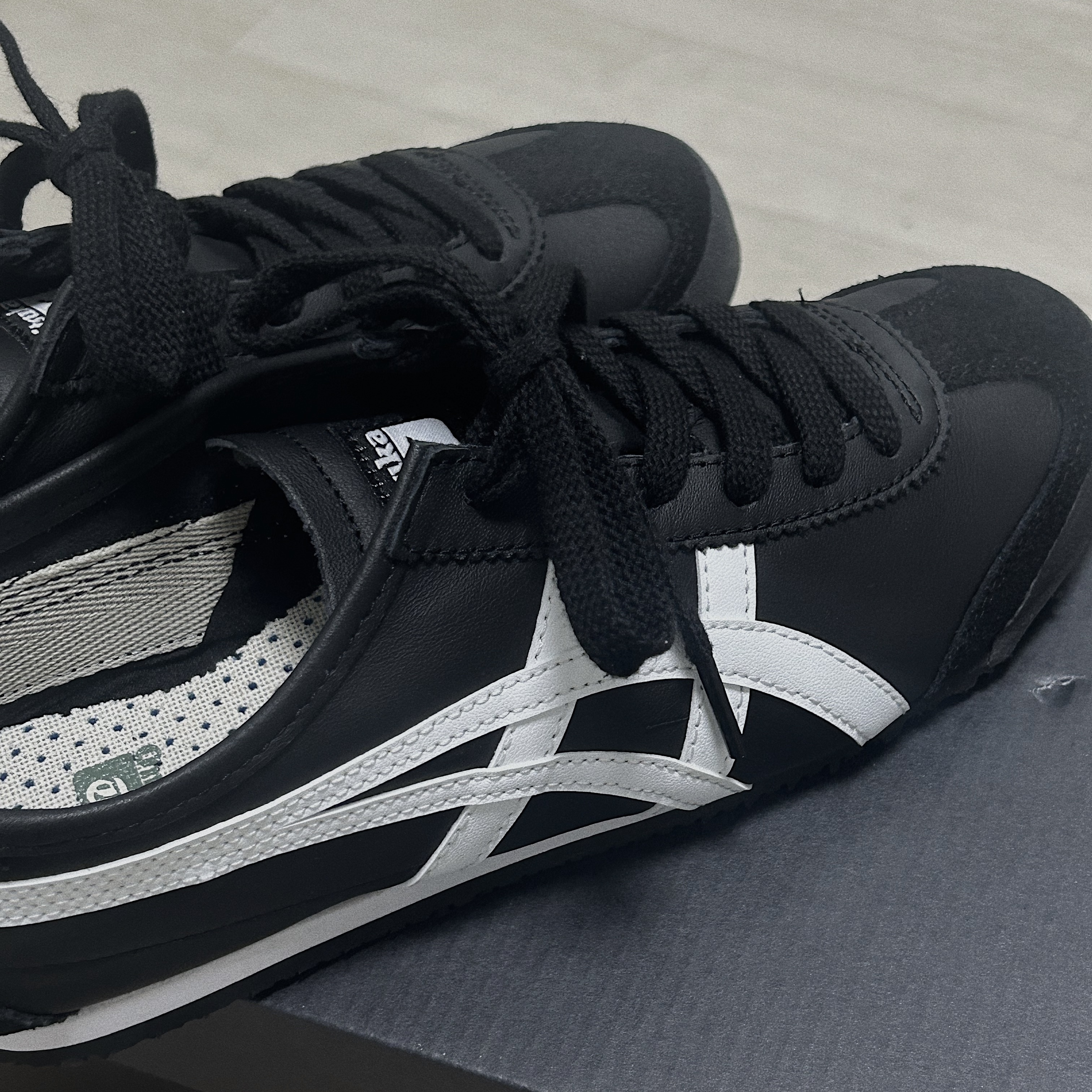 Onitsuka Tiger Mexico 66 Black White 착용 스타일
