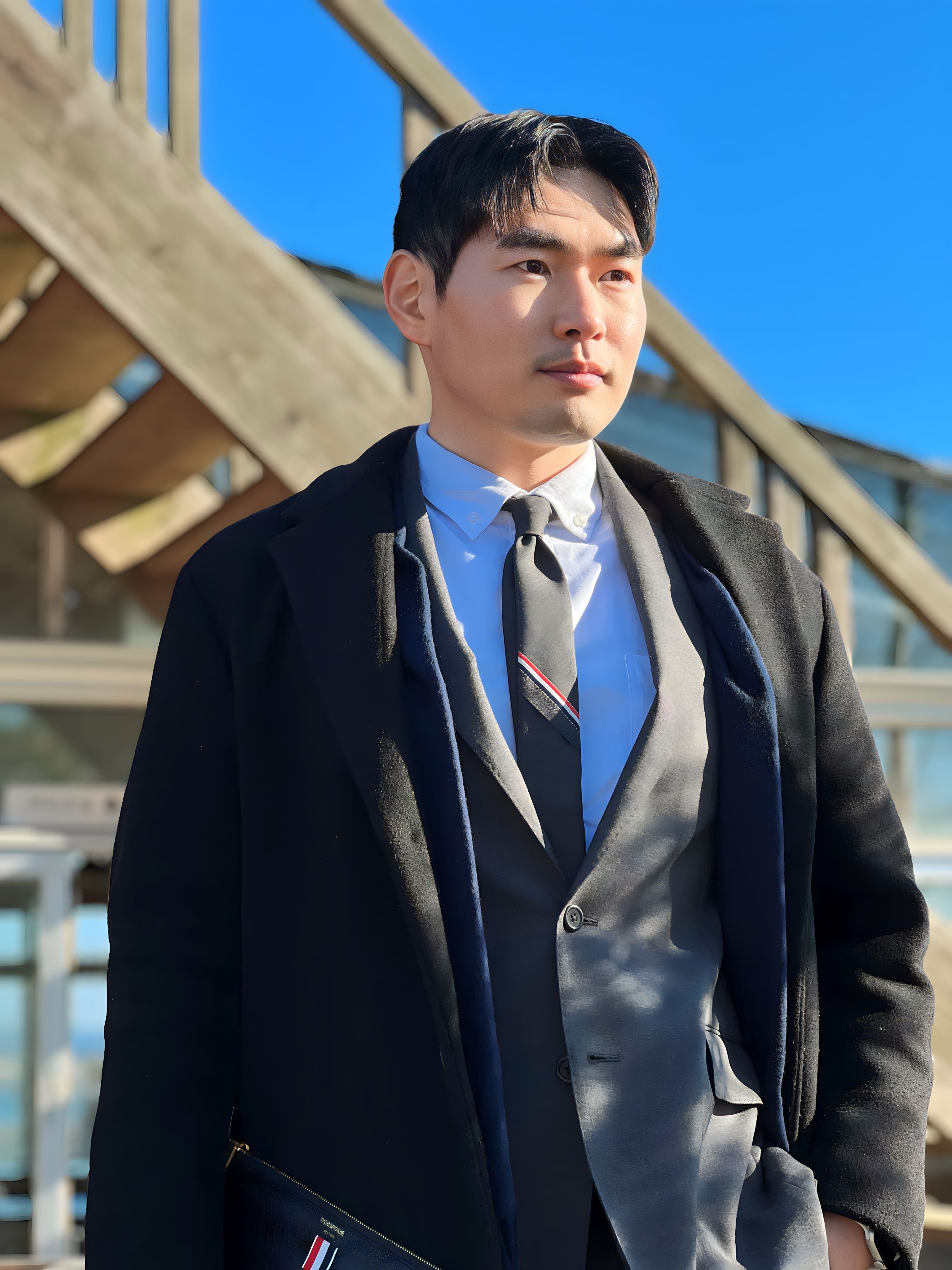 Thom Browne Engineered Stripe Necktie in Wool Dark Grey, Thom Browne Vachetta Leather Small Document Holder Navy 착용 스타일 - 2