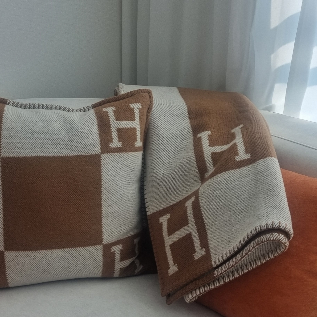Hermes Avalon Small Pillow Merino Wool Cashmere Ecru Camel 착용 스타일