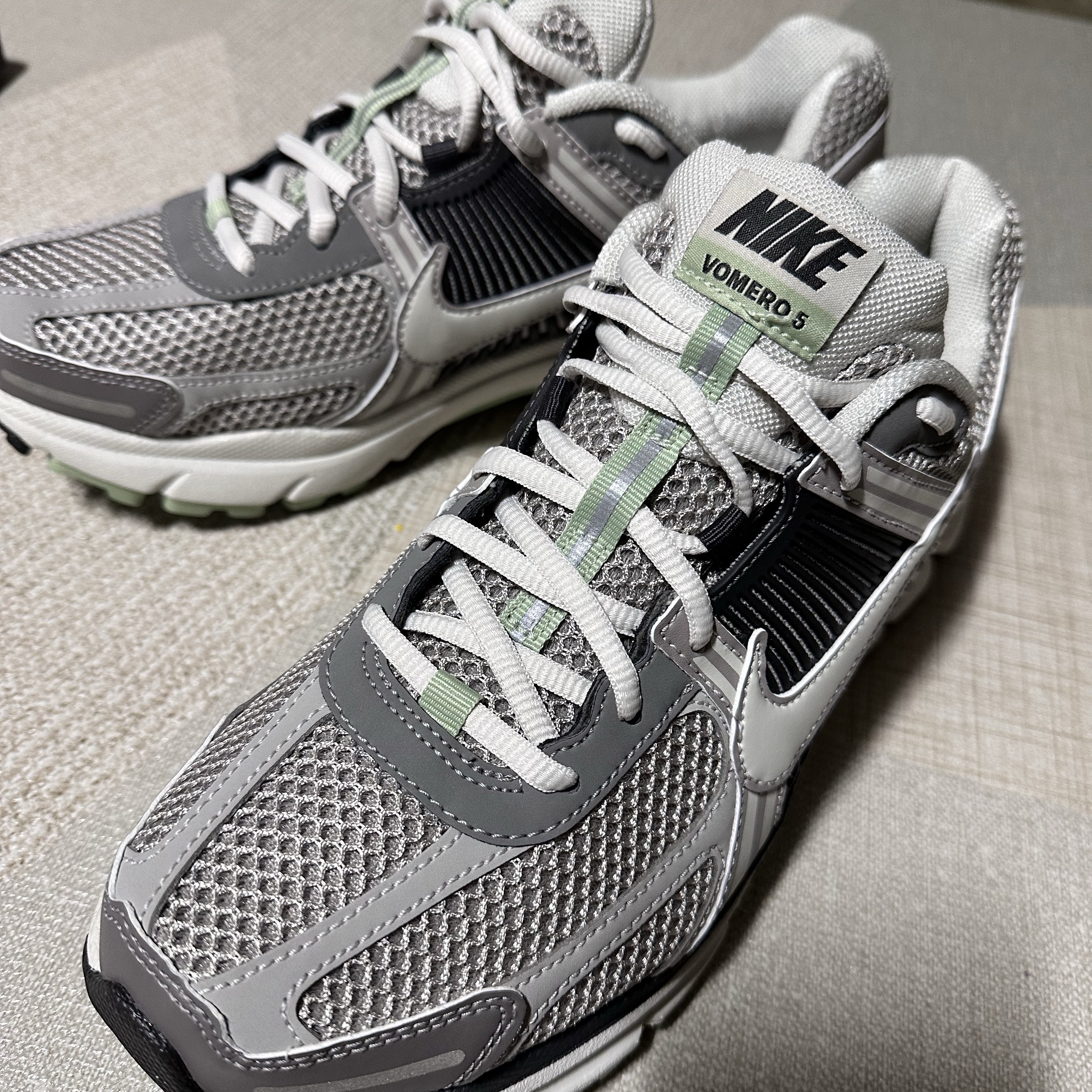 (W) Nike Zoom Vomero 5 Cobblestone and Flat Pewter 착용 스타일 - 1