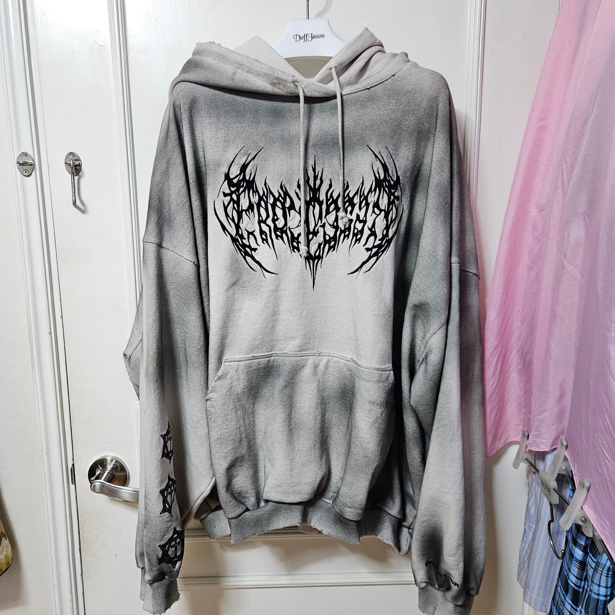 Project G/R Metalic Logo Hoodie Ivory 착용 스타일