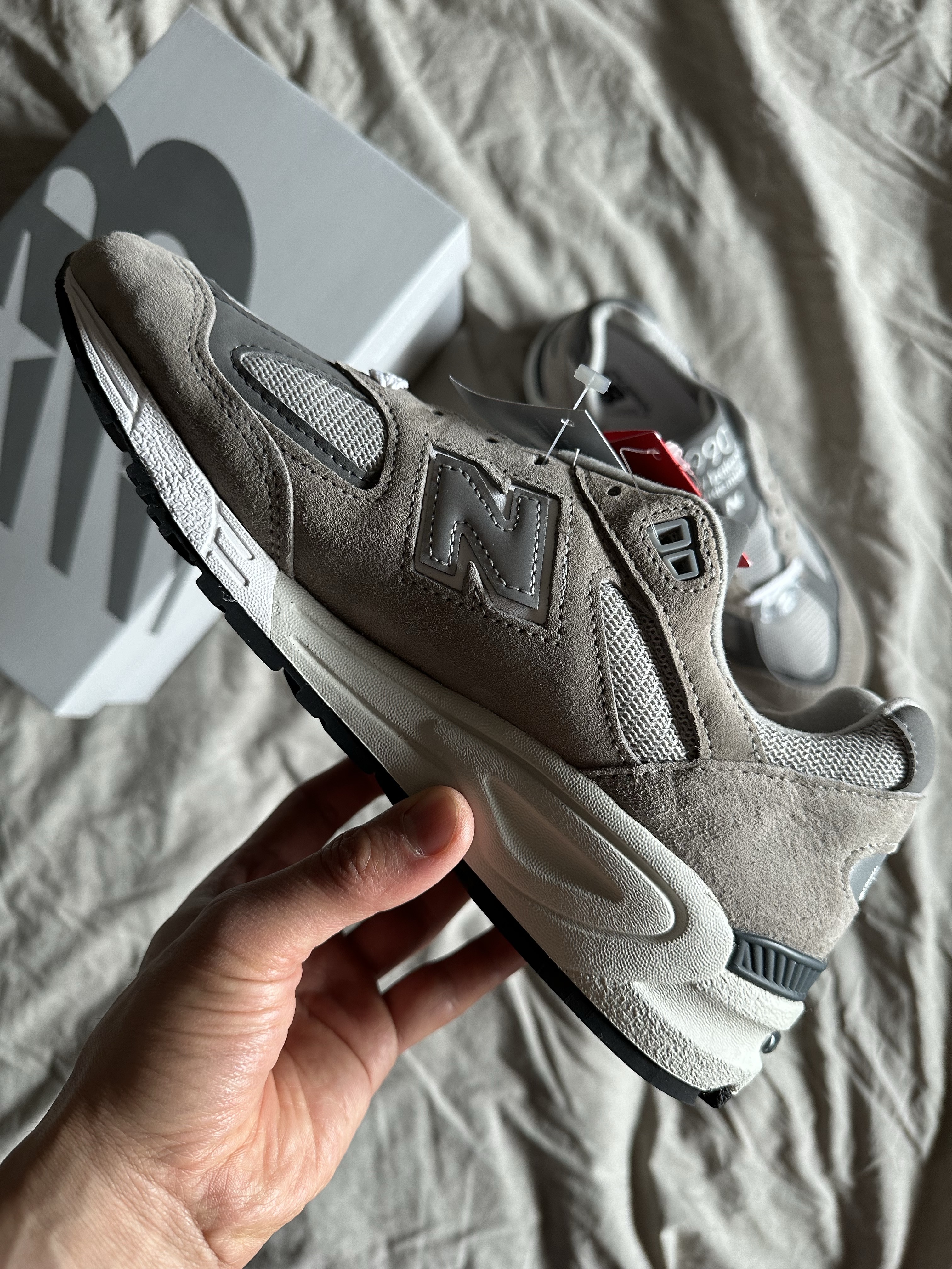 New Balance 990v2 Made in USA Grey 착용 스타일 - 3