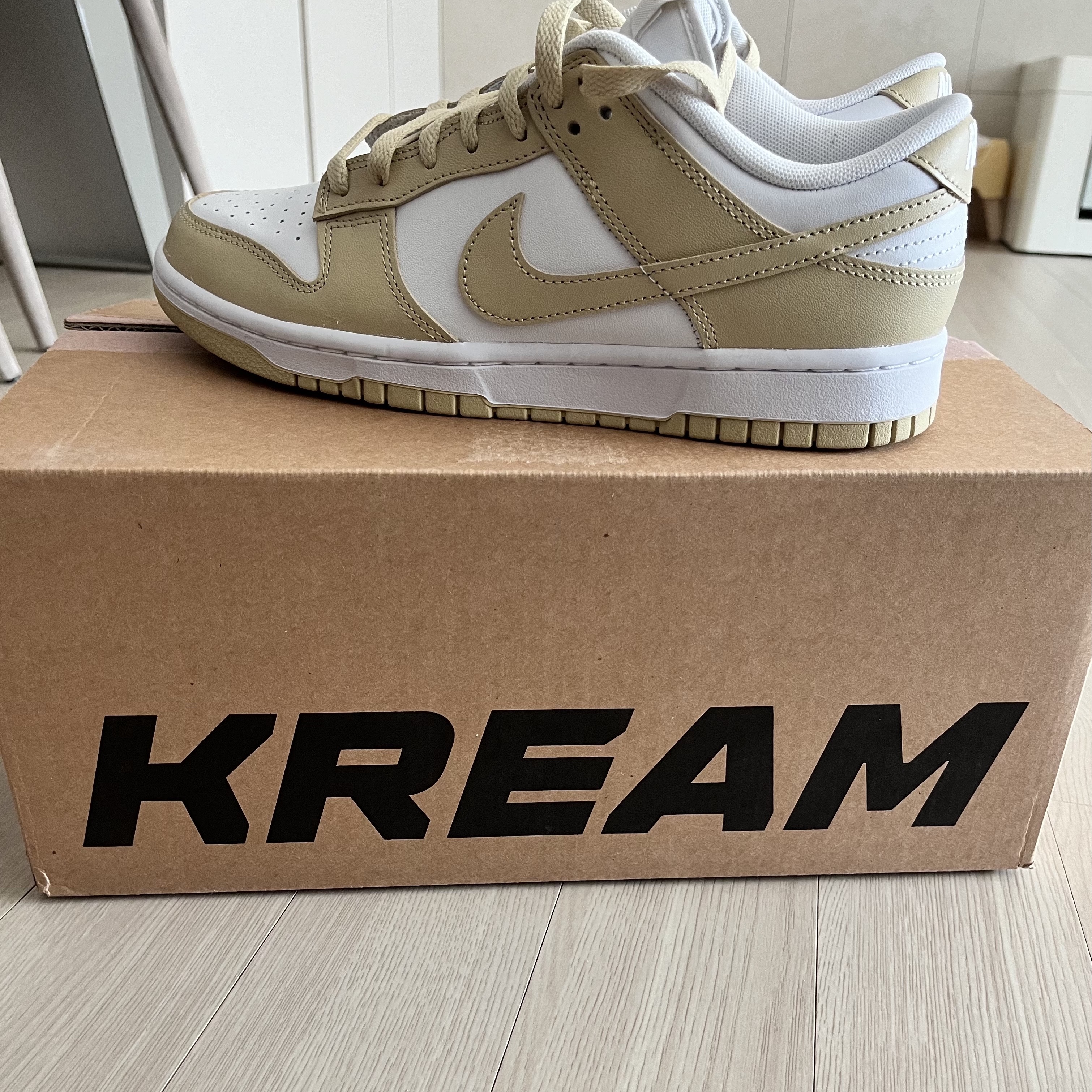 Nike Dunk Low Team Gold and White 착용 스타일