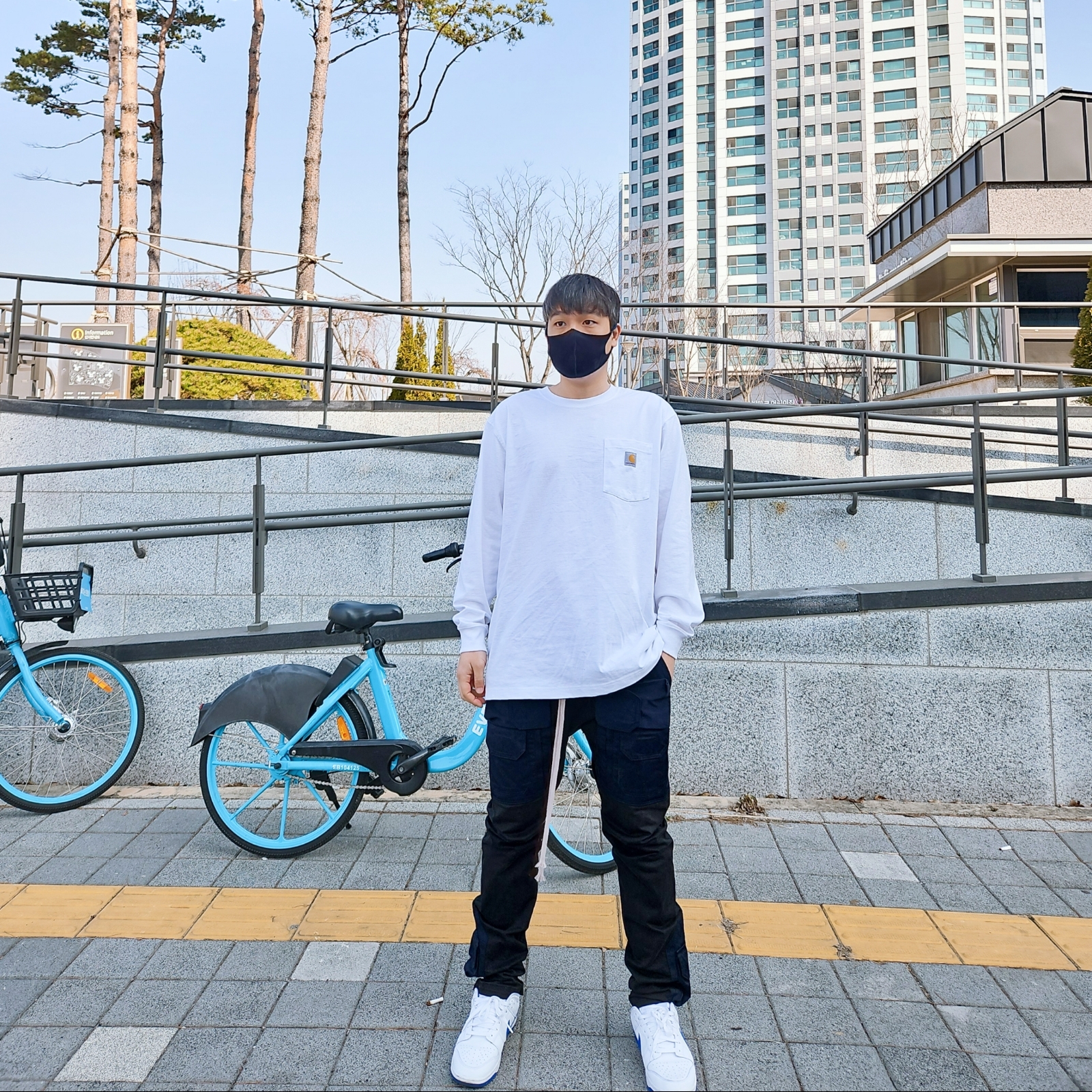Carhartt Loose Fit Heavyweight Regular Long Sleeve Pocket T-Shirt White, Nike Dunk Low Retro White Hyper Royal 착용 스타일 - 1