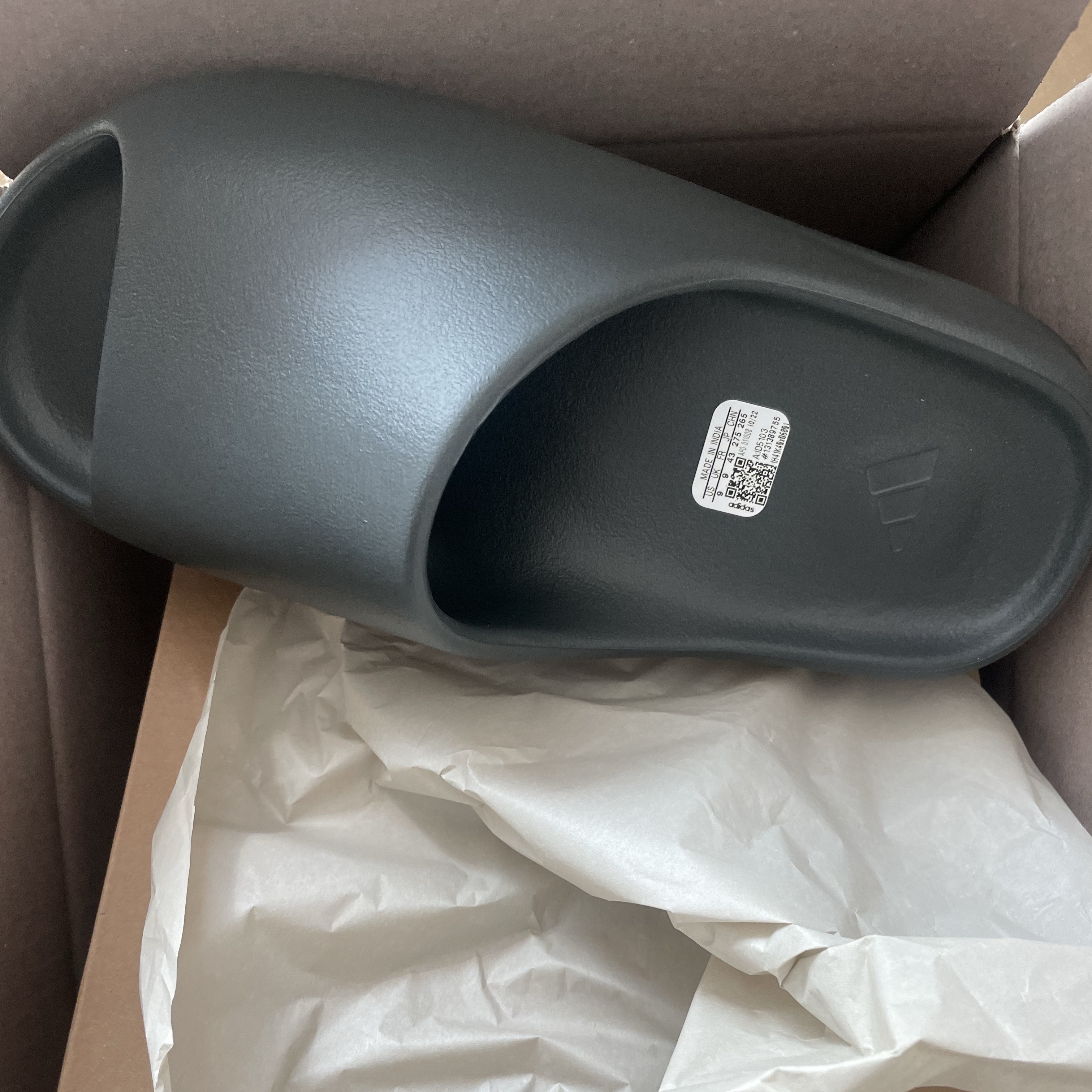 Adidas Yeezy Slide Dark Onyx 2024 착용 스타일