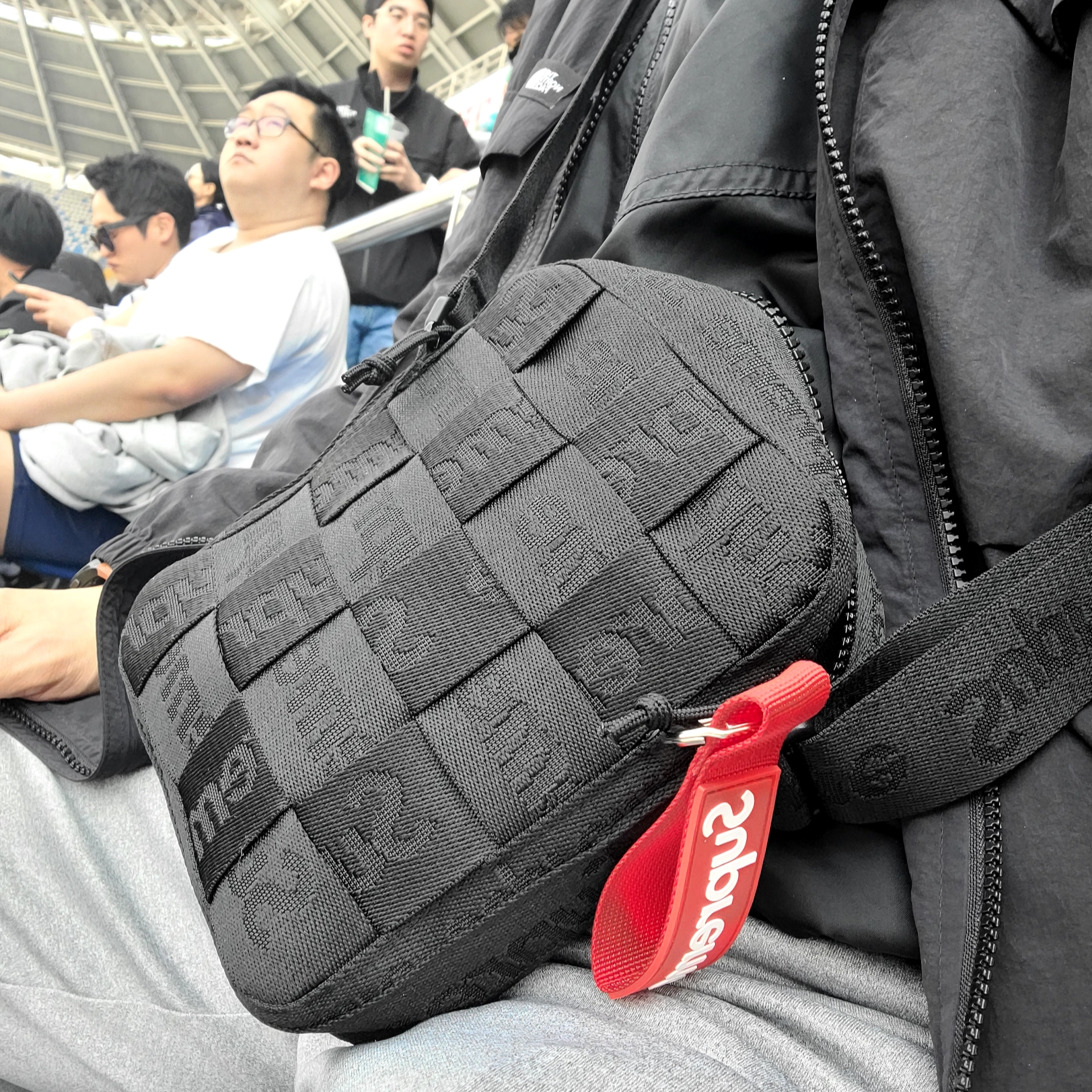 Supreme Woven Shoulder Bag Black - 23SS 착용 스타일