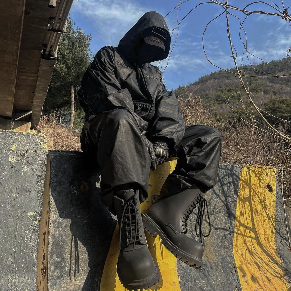 Balenciaga XL Army Boots Full Eva Black, Yeezy Gap Engineered By Balenciaga Coated Cotton Overalls Black 착용 스타일 - 1