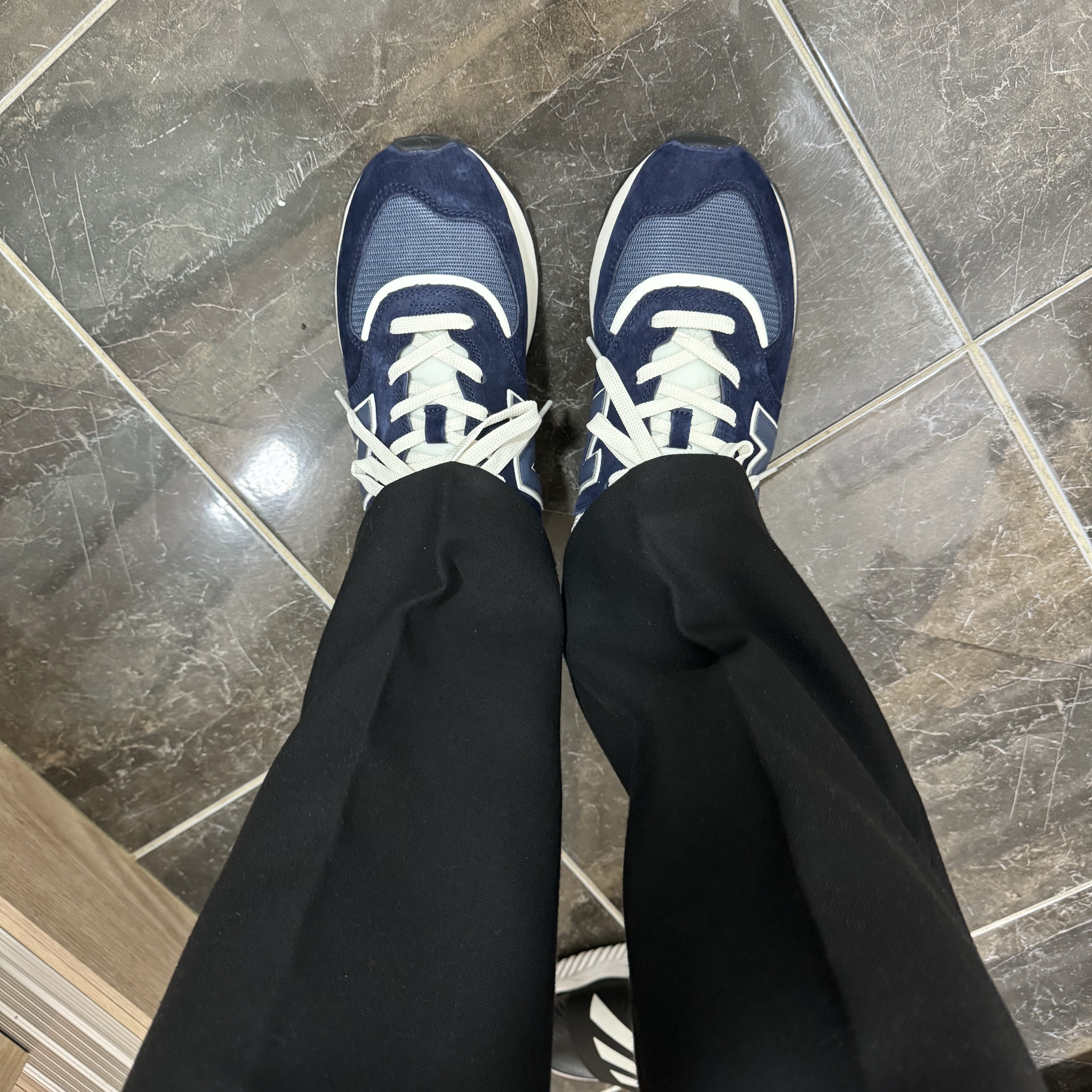 New Balance 574 Legacy Navy 착용 스타일 - 2