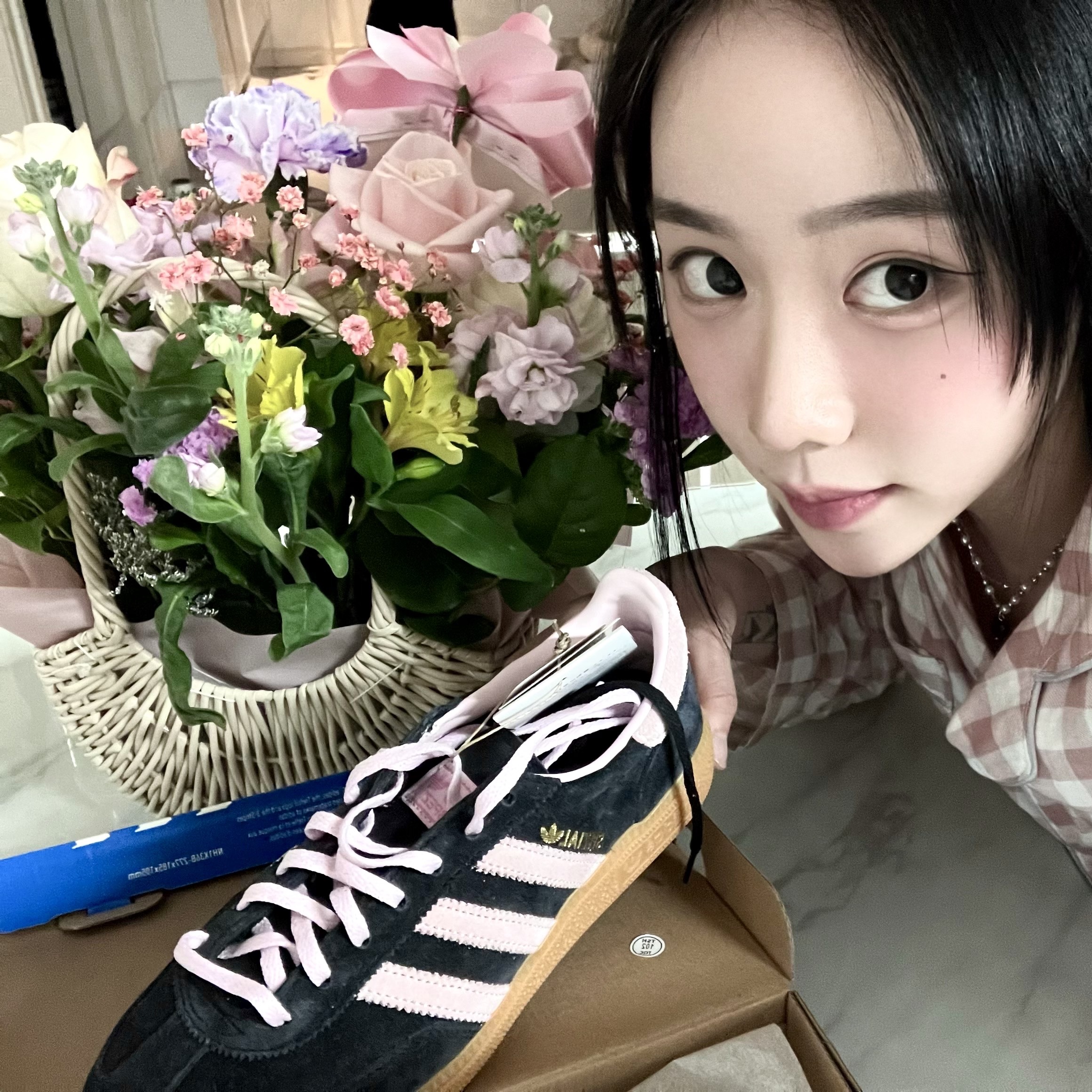 (W) Adidas Spezial Handball Core Black Clear Pink 착용 스타일 - 2