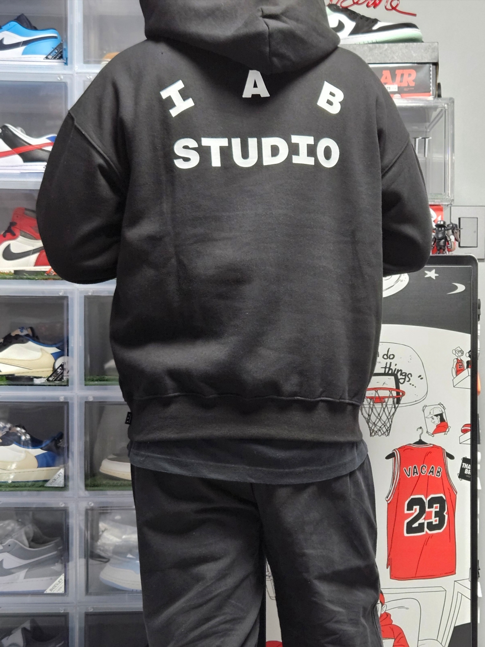 IAB Studio Hoodie Black 착용 스타일 - 2