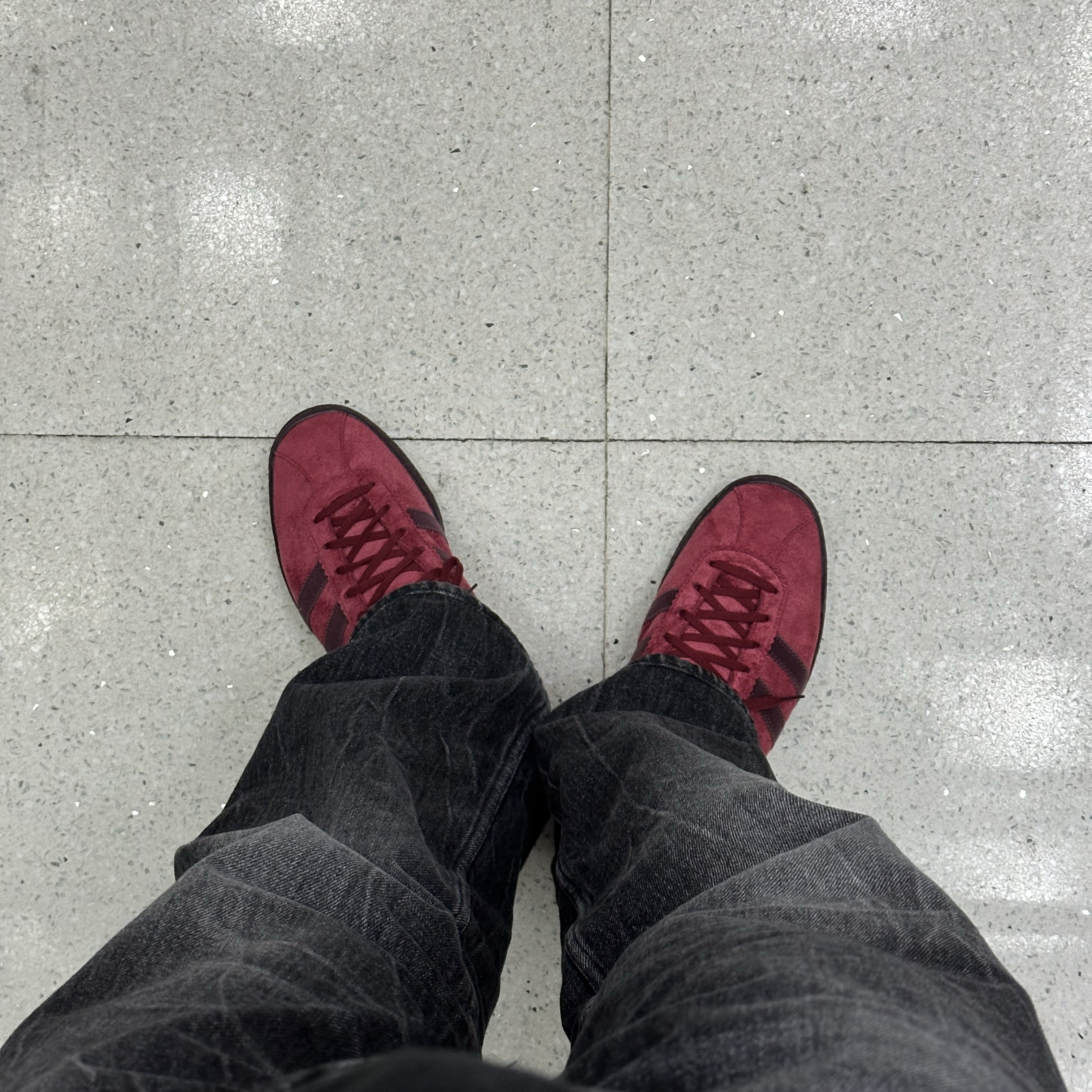 Adidas Tobacco Gruen Collegiate Burgundy 착용 스타일