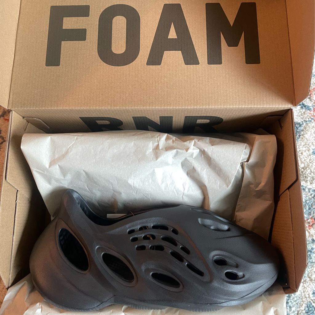 Adidas Yeezy Foam RNNR Onyx 착용 스타일 - 4