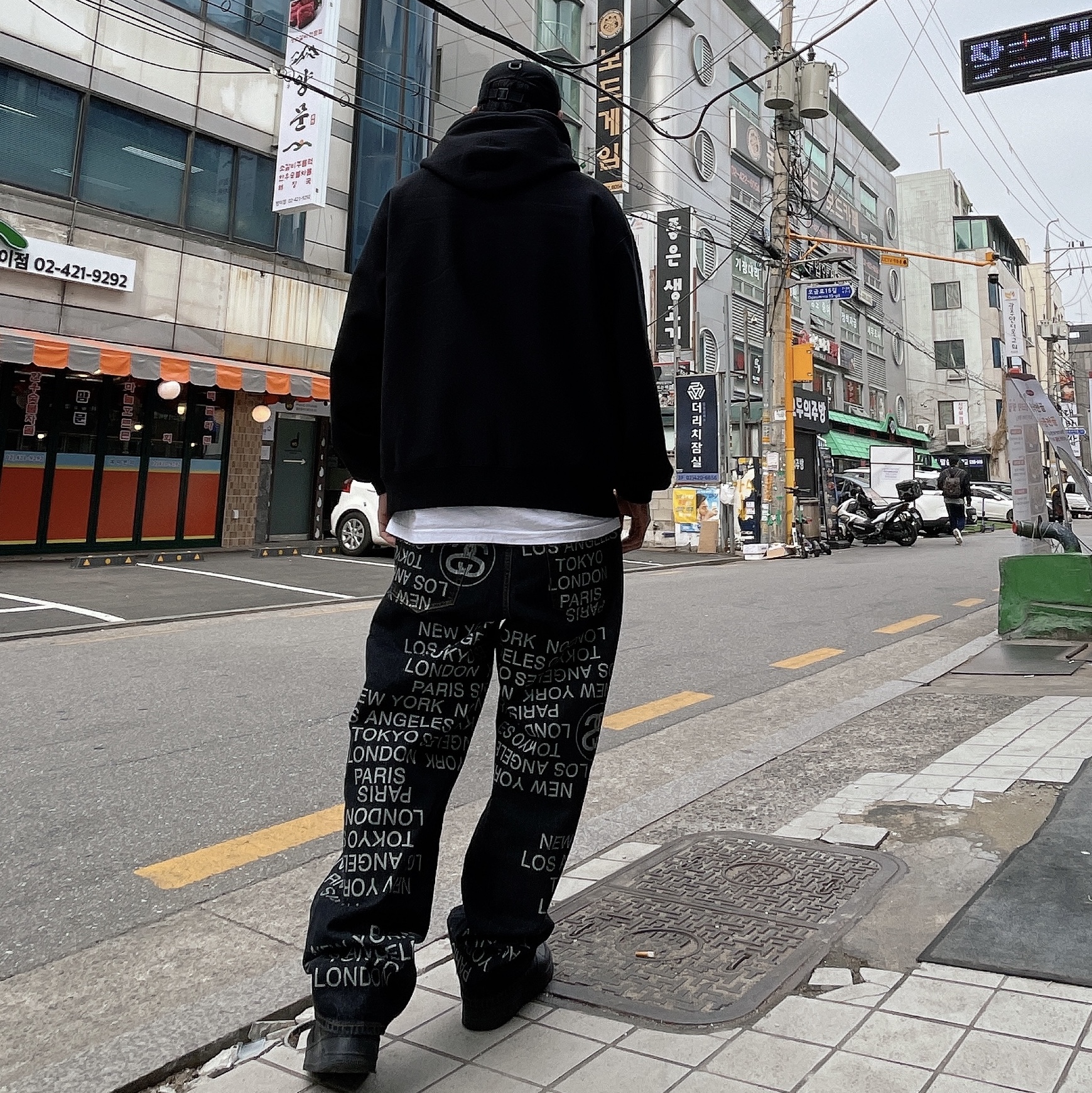 Stussy Big OL’ Jean City Link Denim Washed Black, Supreme Raised Script Hooded Sweatshirt Black - 23FW 착용 스타일 - 1