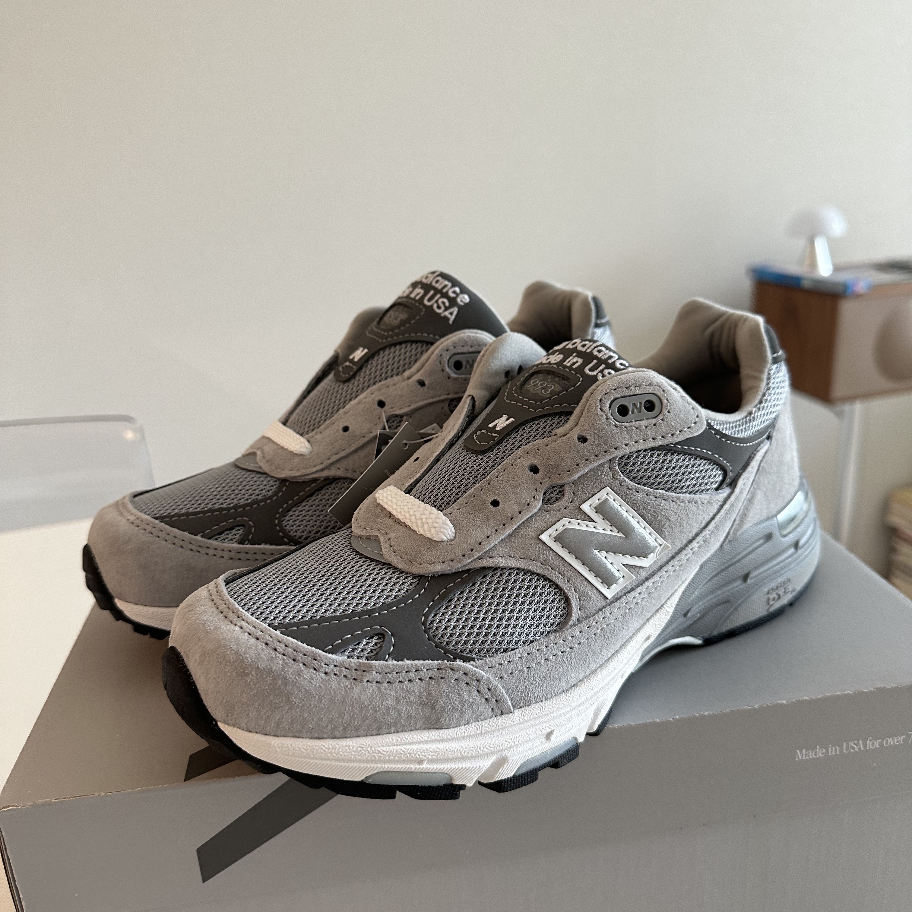 (W) New Balance 993 Made in USA Grey - D Wide 착용 스타일 - 3