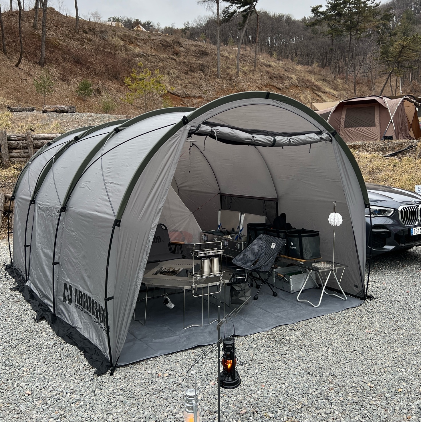 Helinox x Neighborhood Field Tunnel 4.35 Hangar Gray 착용 스타일