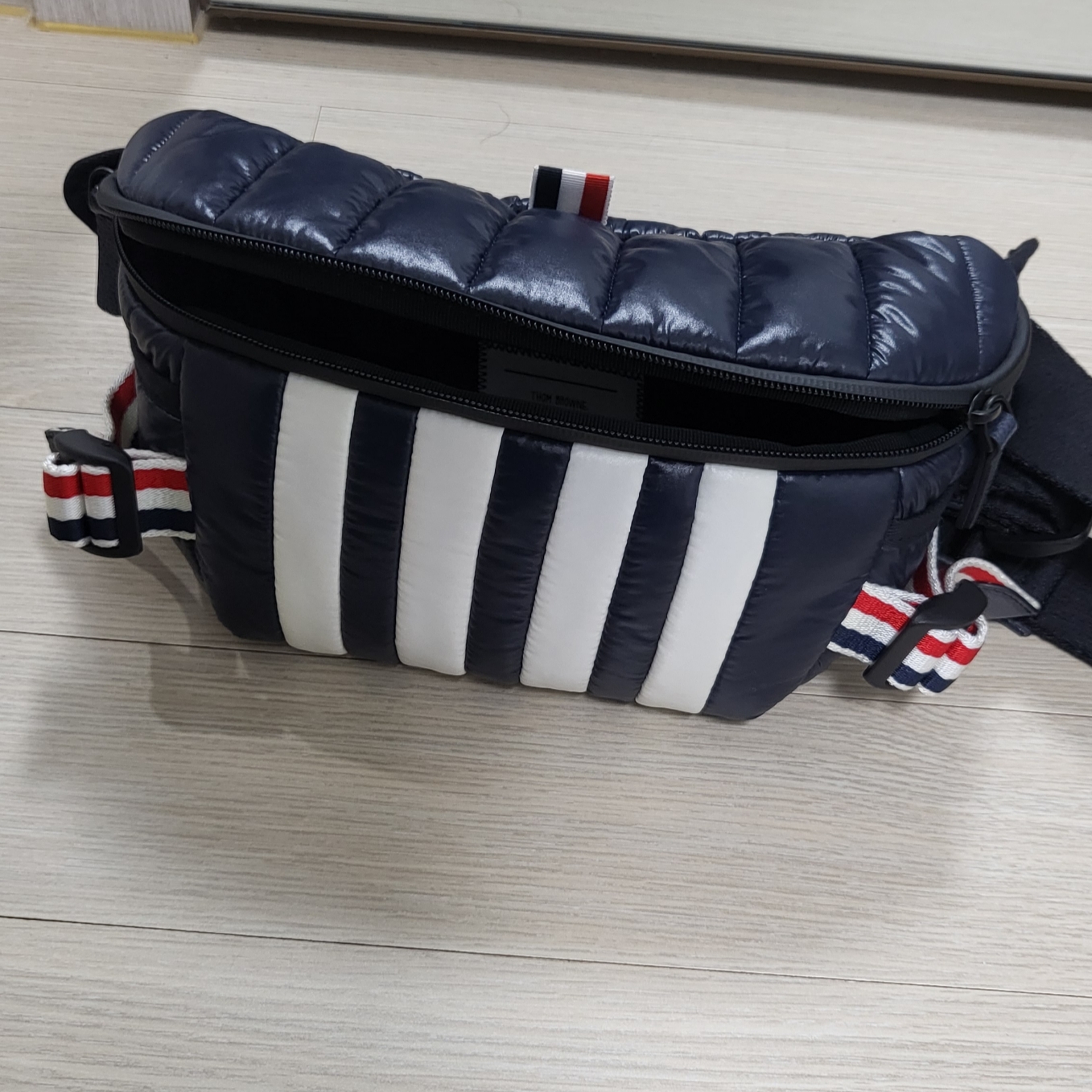 Thom Browne Ripstop Tricolor Webbing 4-Bar Bum Bag Navy 착용 스타일