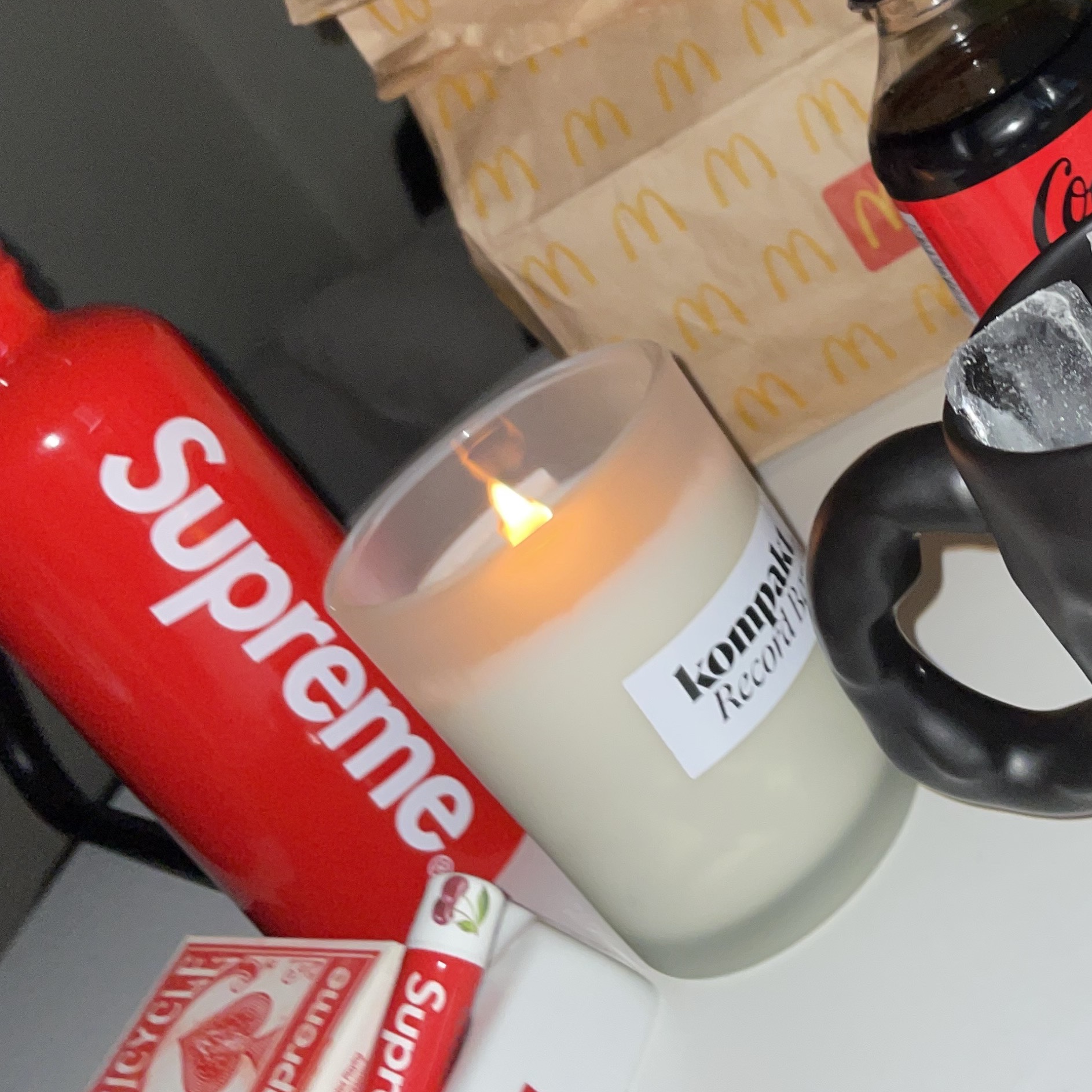 Supreme x Sigg Traveller 0.6L Water Bottle Red - 23SS 착용 스타일