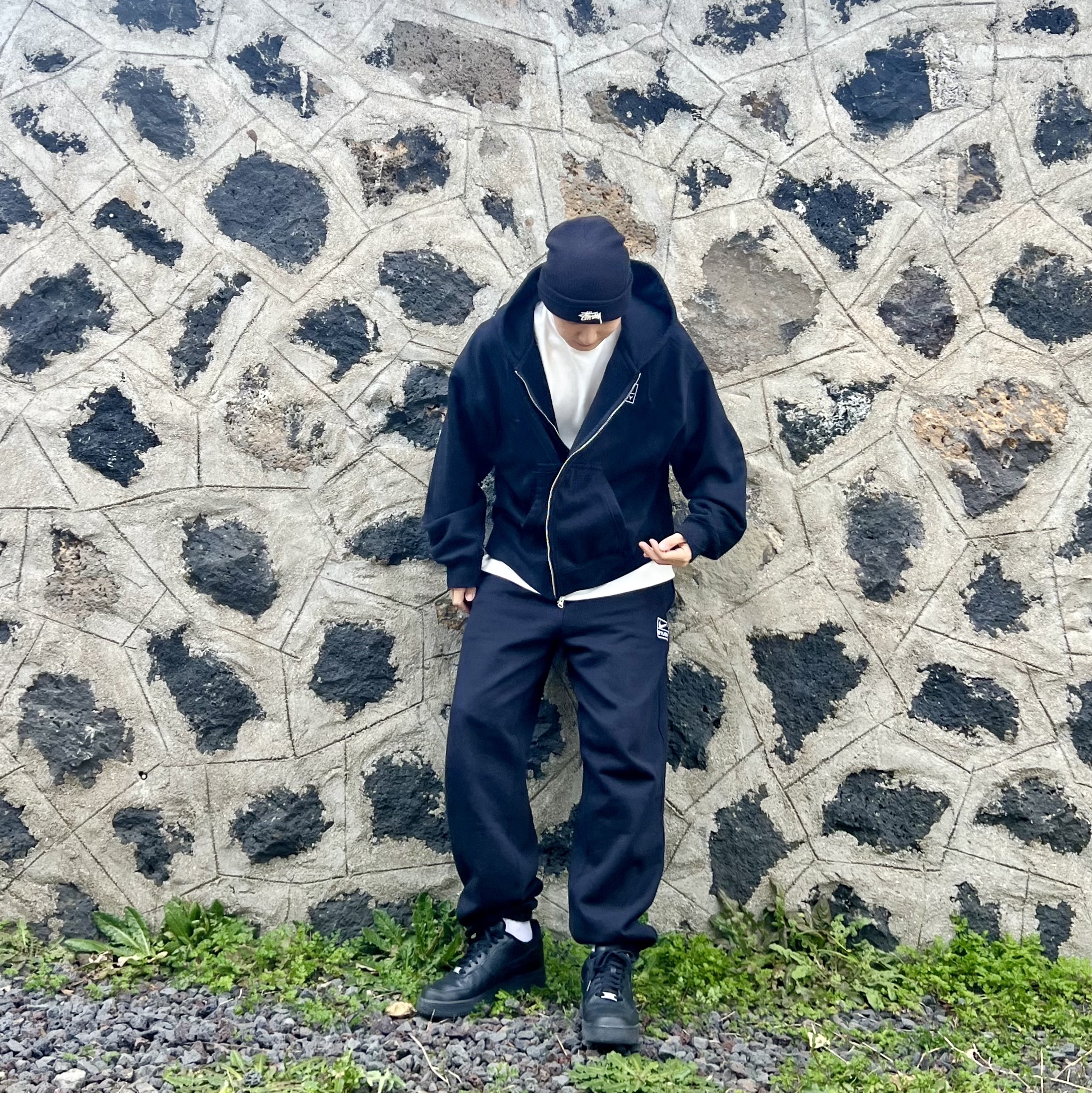 Nike x Stussy Full Zip Washed Fleece Hoodie Black (FJ9175-010), Nike x Stussy NRG Washed Fleece Pants Black (DO5296-010) 착용 스타일 - 2