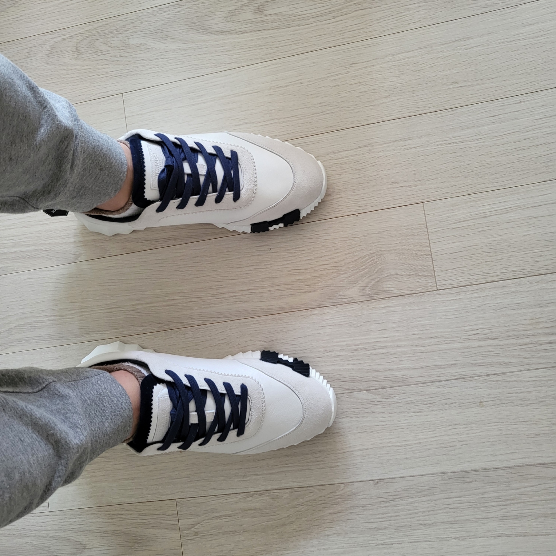 Hermes Bouncing Sneakers Calfskin Suede Goatskin & Blanc 착용 스타일
