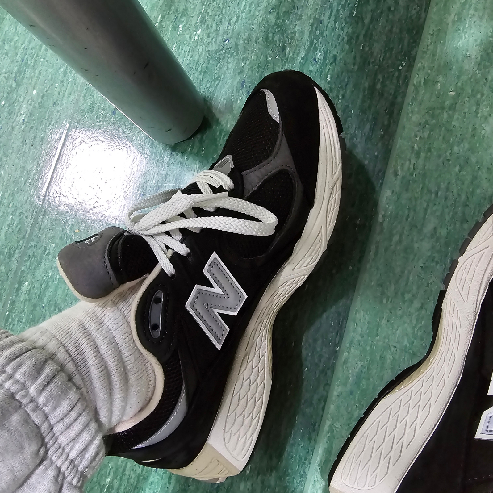 New Balance 2002R Premium Vintage Black 착용 스타일