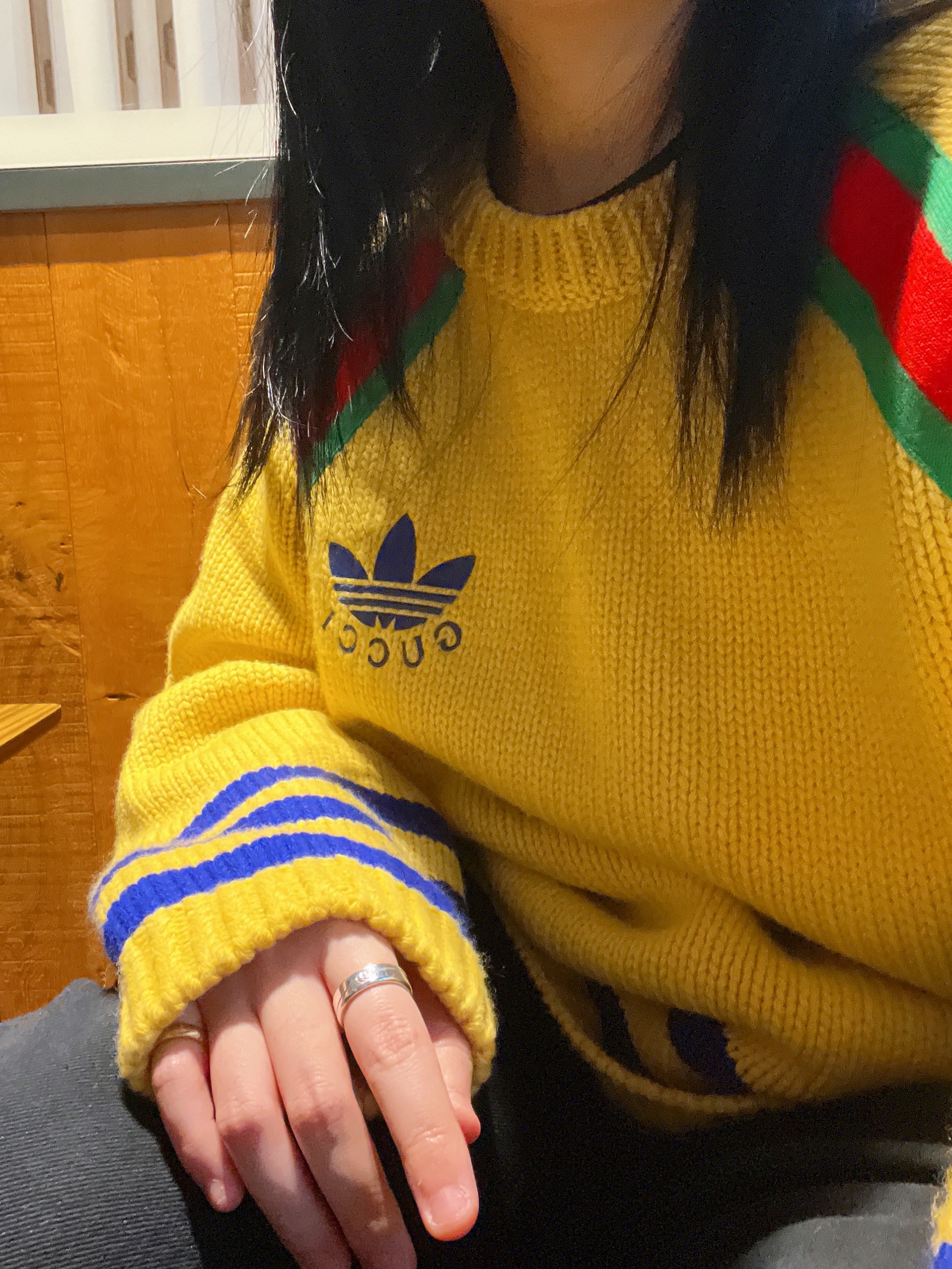 Gucci Diagonal Interlocking G Ring Silver, (W) Gucci Rhyton GG Multicolor Sneakers White 착용 스타일 - 1