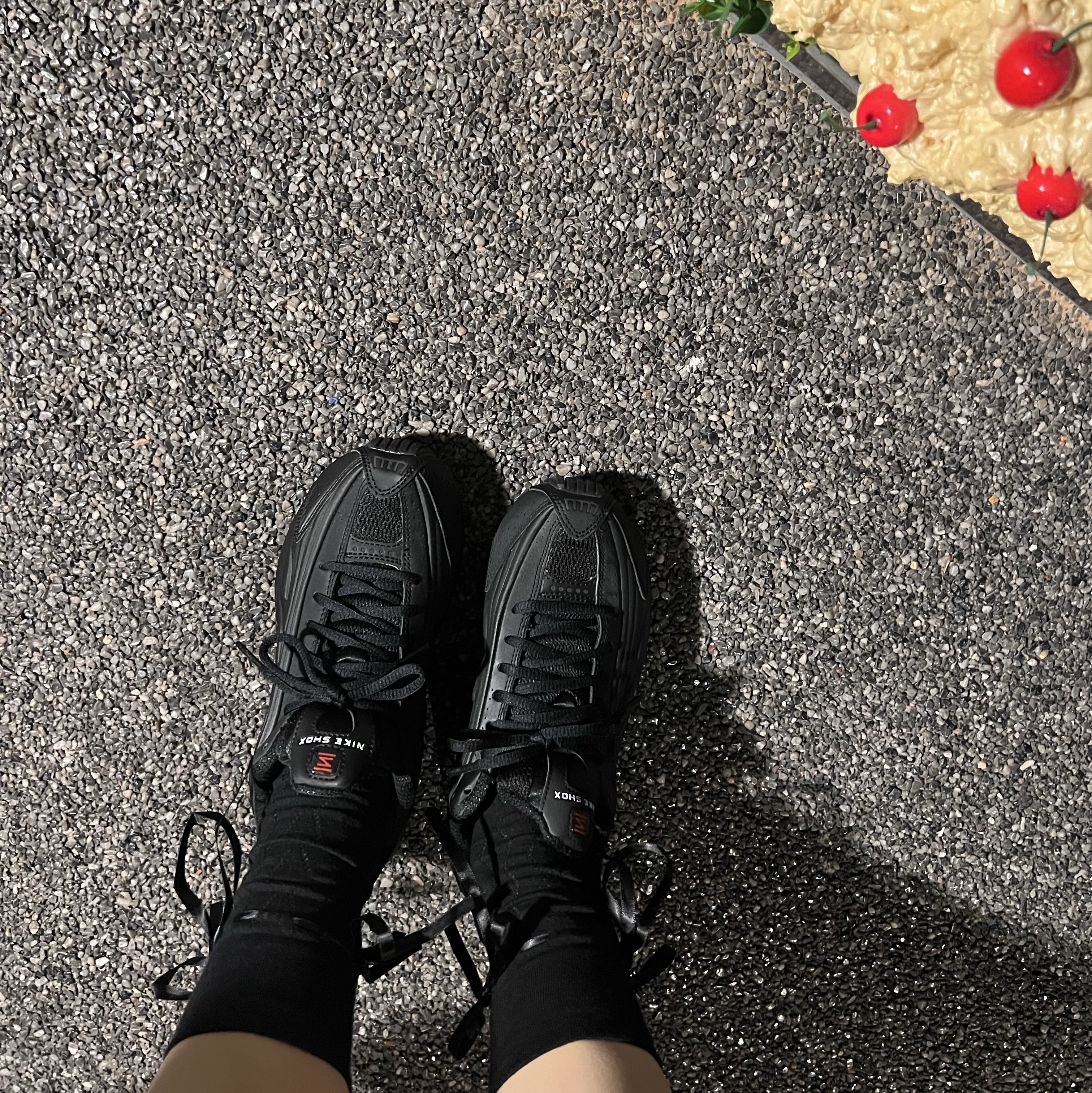 (W) Nike Shox R4 Black 착용 스타일 - 1
