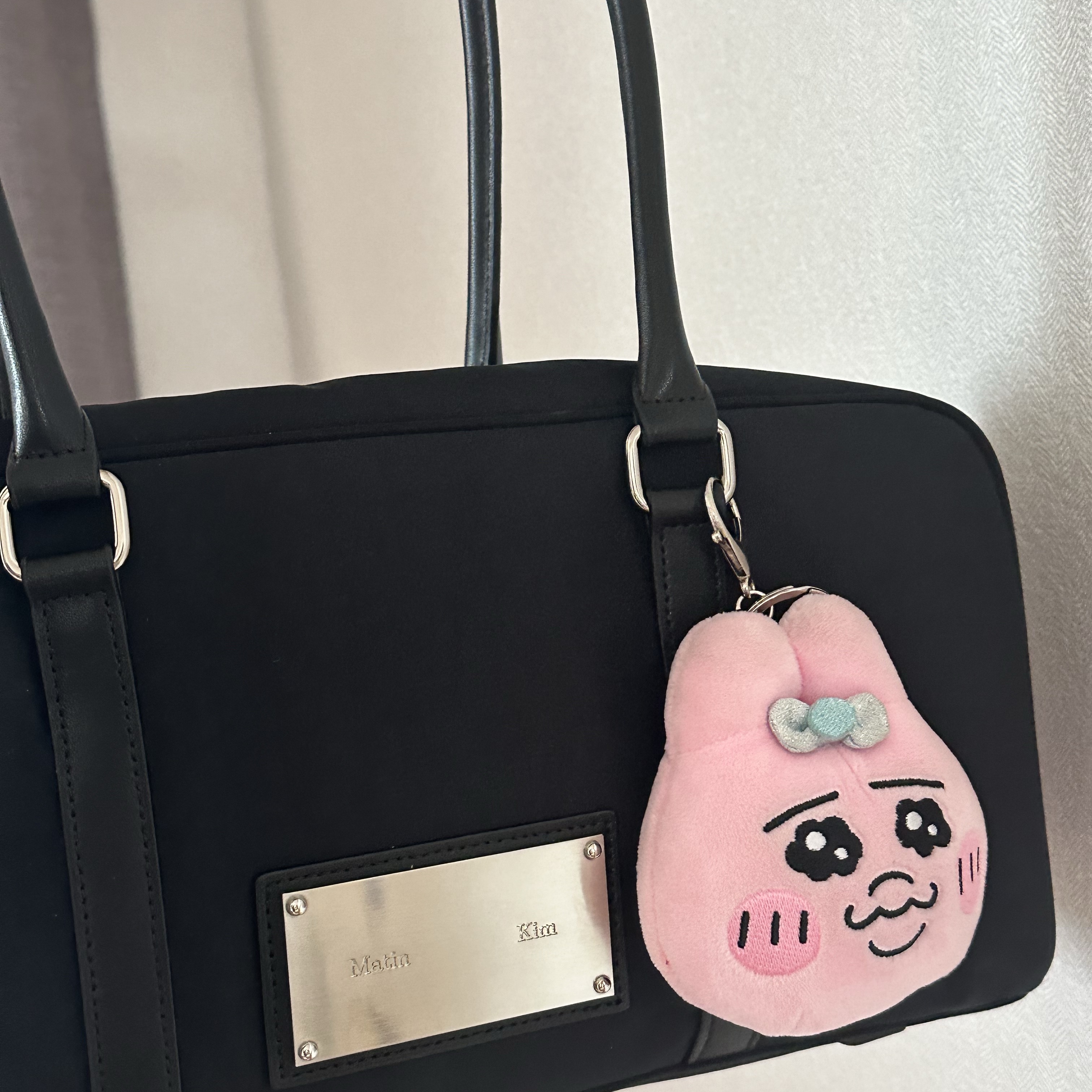 Matin Kim Sporty Tote Bag Black 착용 스타일