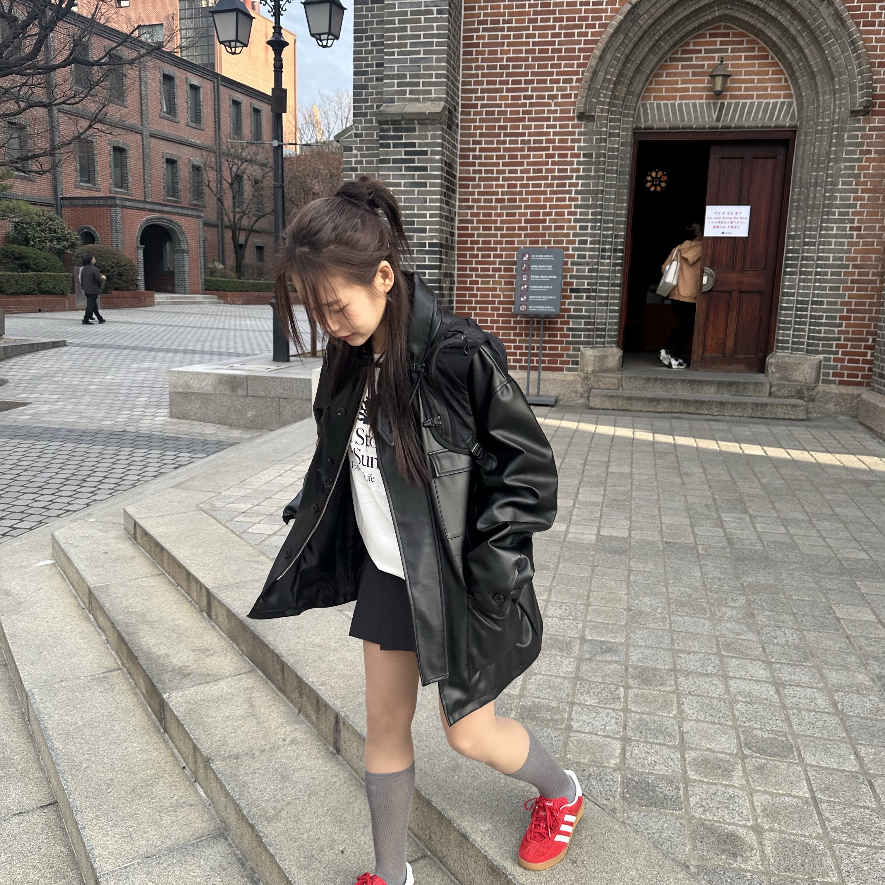 Salomon XT 10 Rucksack Black (New Ver.), Adidas Gazelle Indoor Scarlet 착용 스타일 - 3