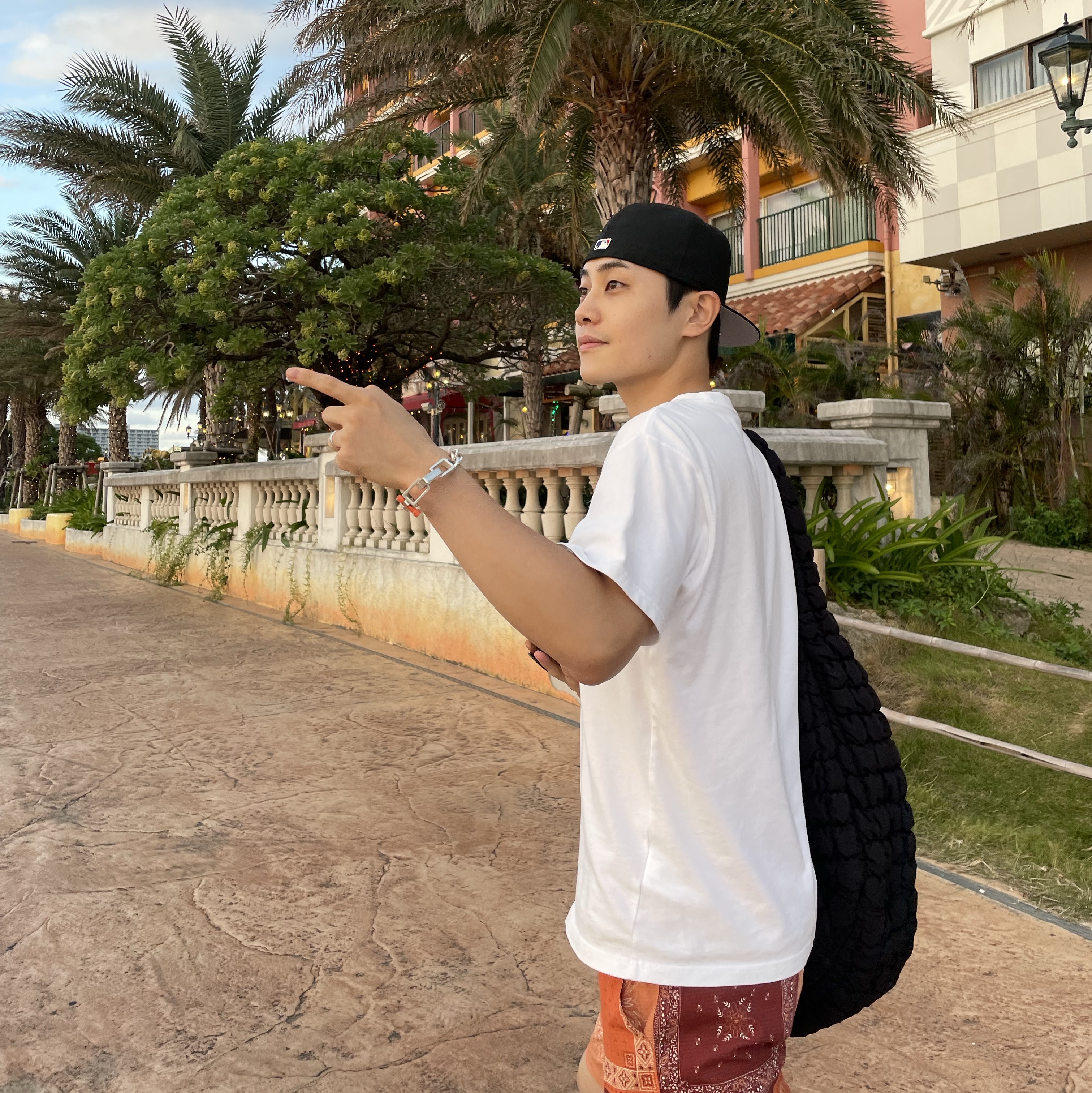 Essentials x New Era Sized Cap Black, COS Quilted Oversized Shoulder Bag Black 착용 스타일 - 1