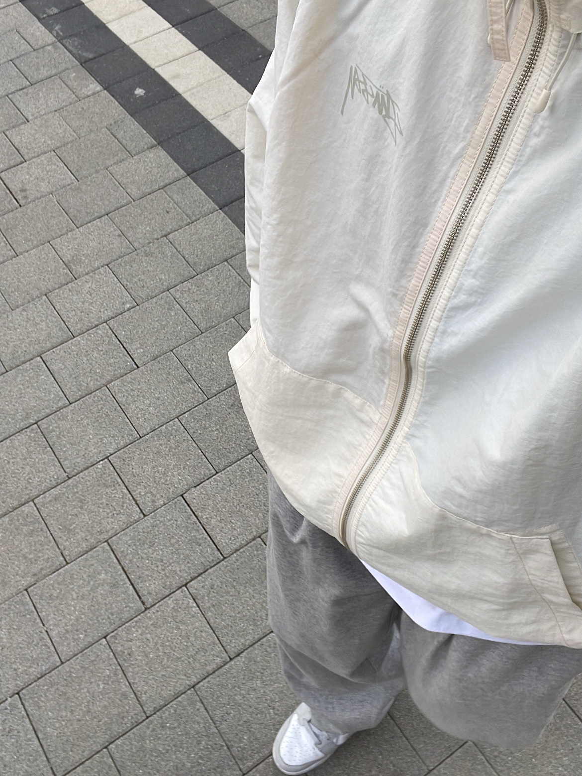 Stussy Wave Dye Beach Shell Jacket Bone 착용 스타일 - 1