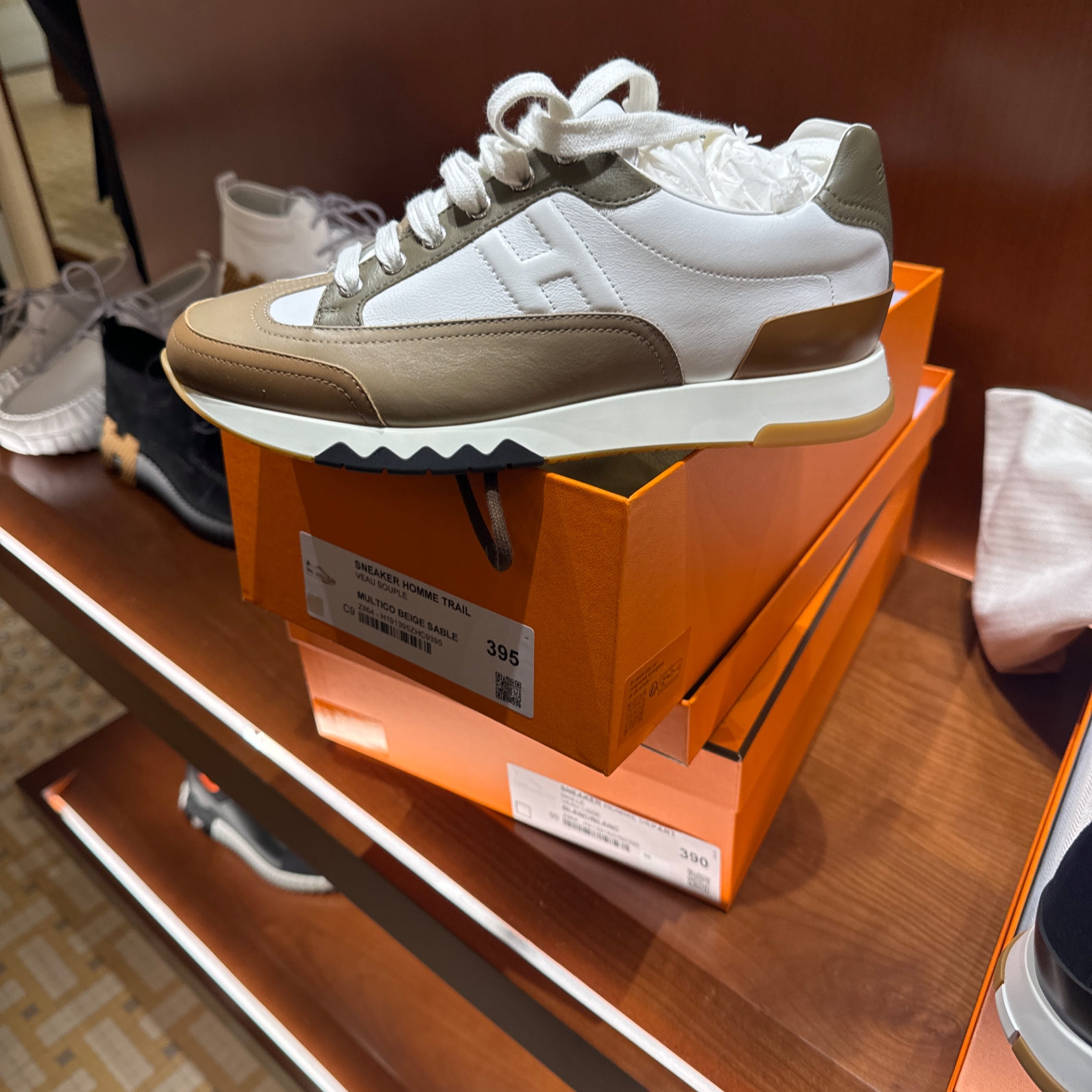 Hermes Trail Sneakers Calfskin & Multicolore Beige Sable, Hermes Trail Sneakers Calfskin Suede Goatskin & Multicolore Gris Temperance 착용 스타일 - 1