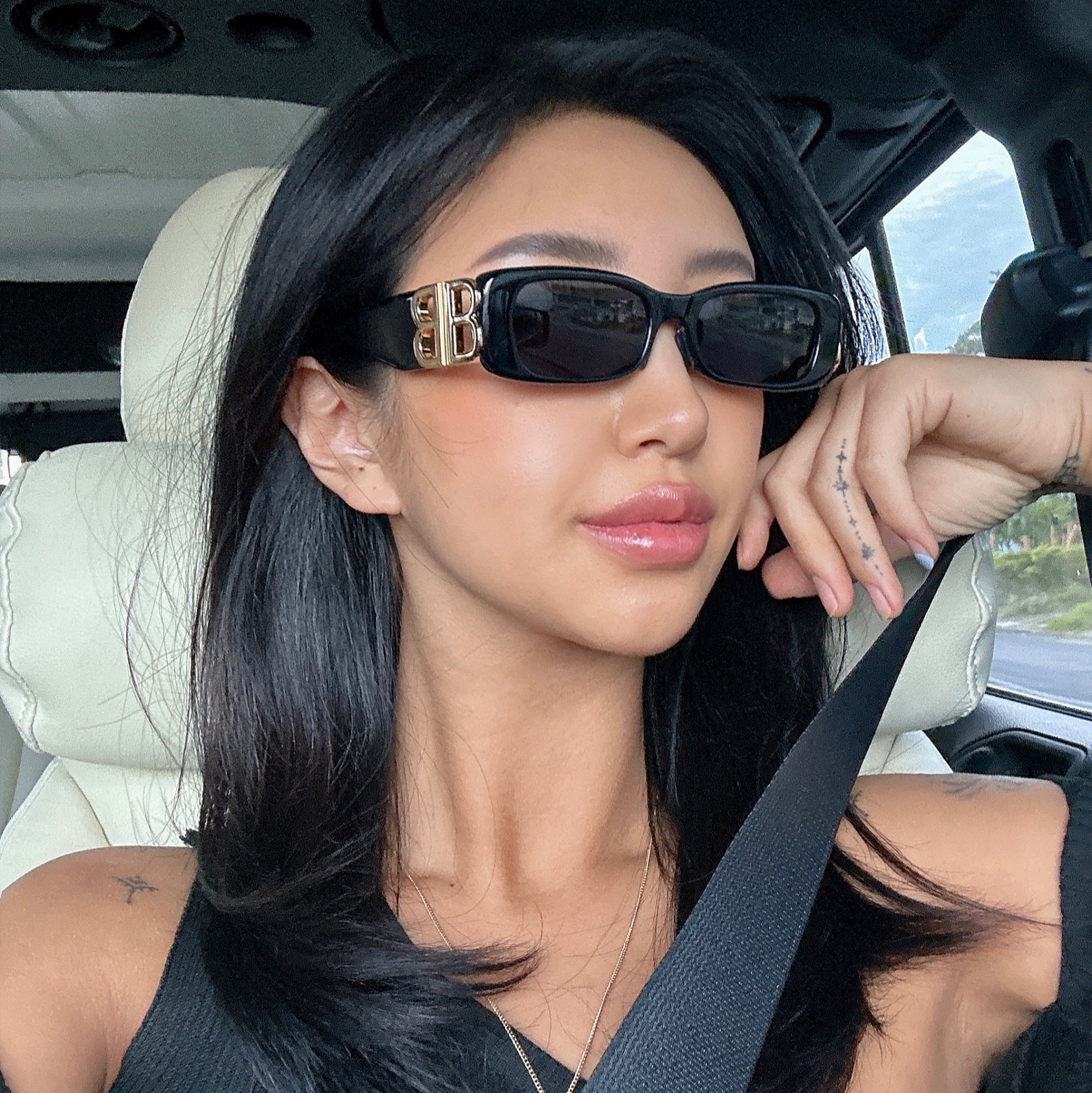 (W) Balenciaga Dynasty Rectangle Sunglasses Black 착용 스타일