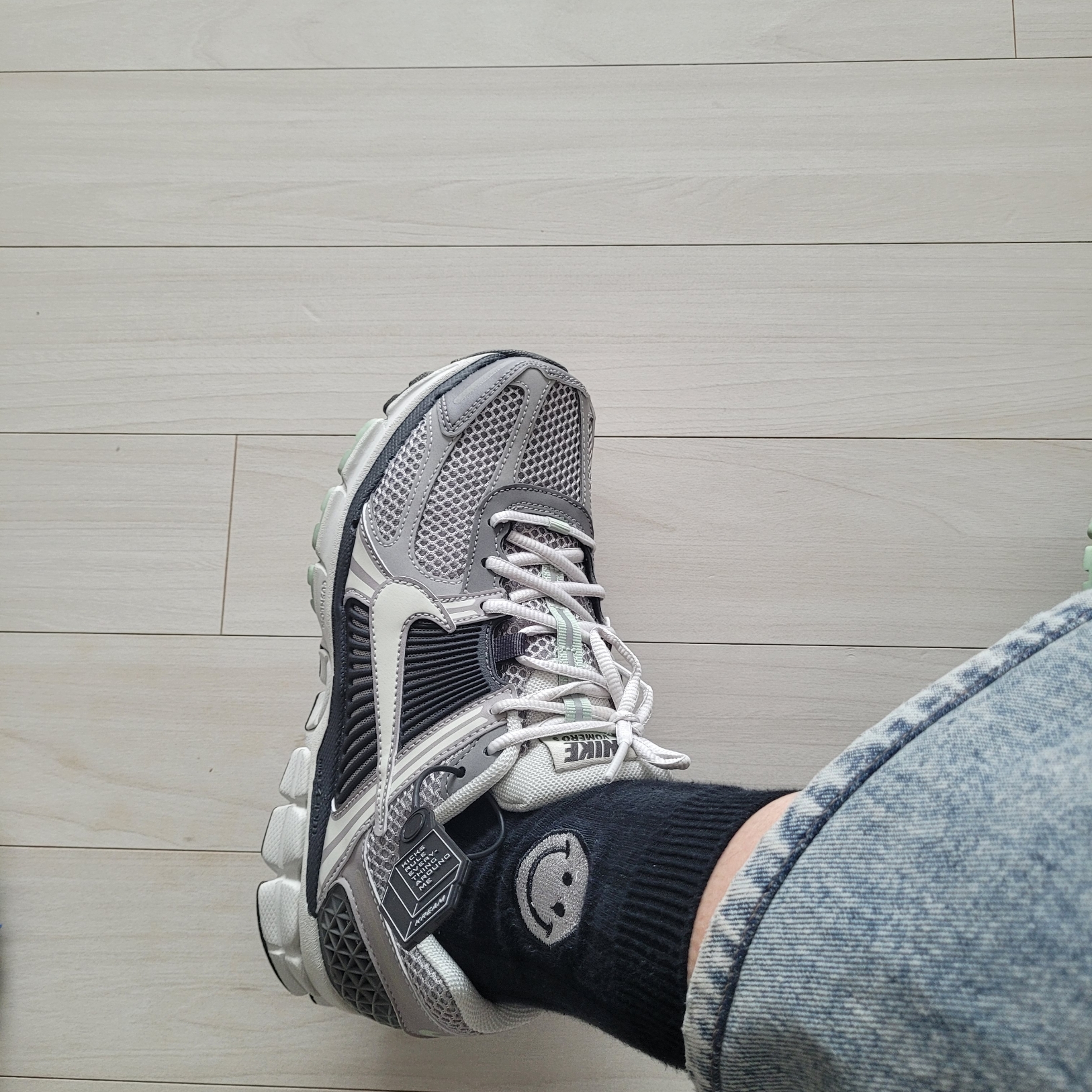 (W) Nike Zoom Vomero 5 Cobblestone and Flat Pewter 착용 스타일